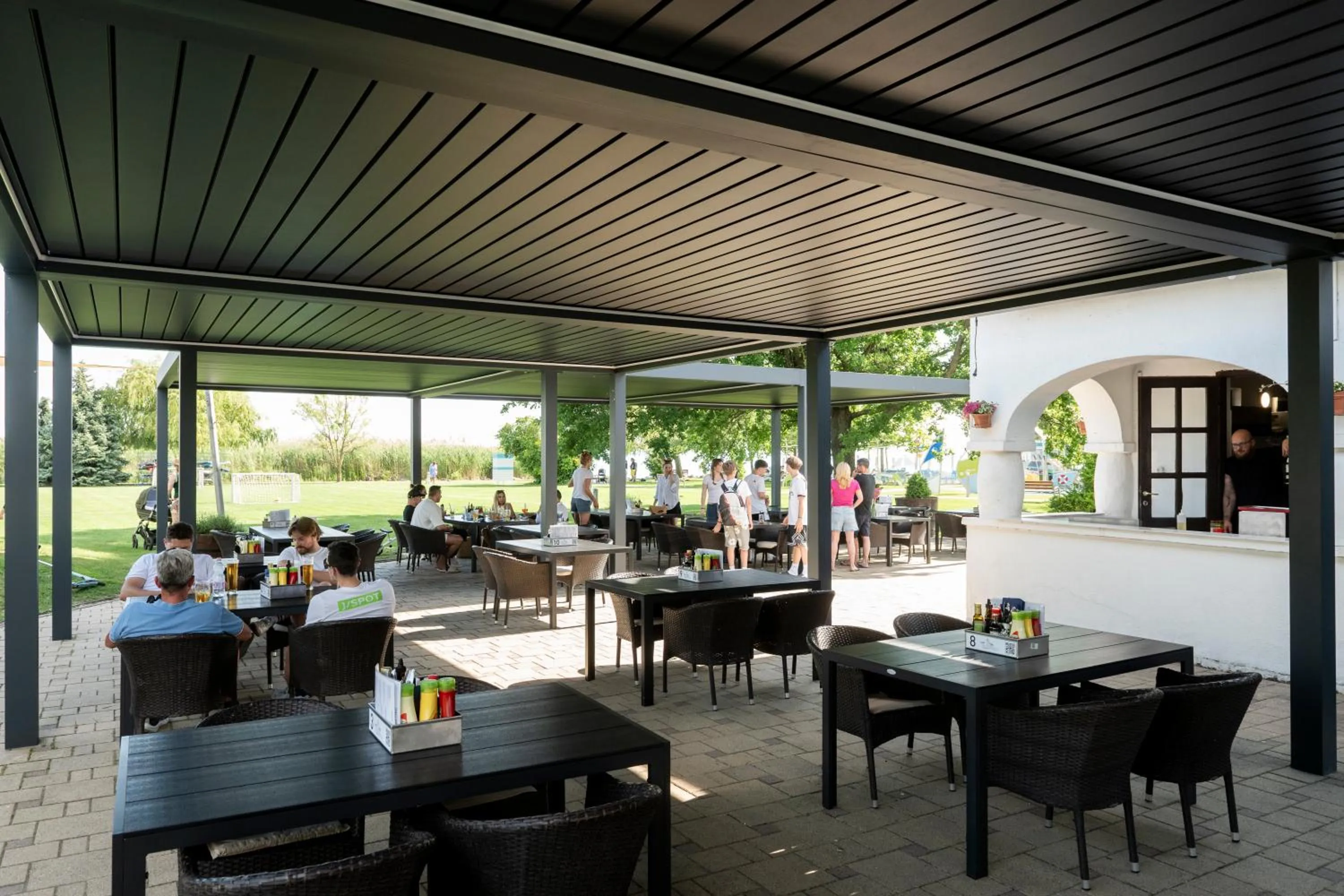 Restaurant/places to eat in Hotel Marina Port