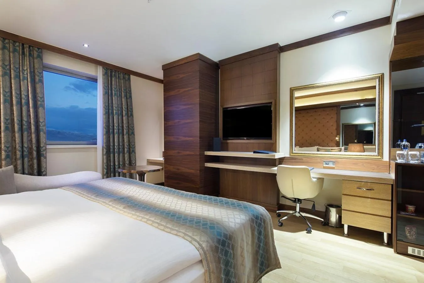 Communal lounge/ TV room, Bed in Grand Millennium Konya