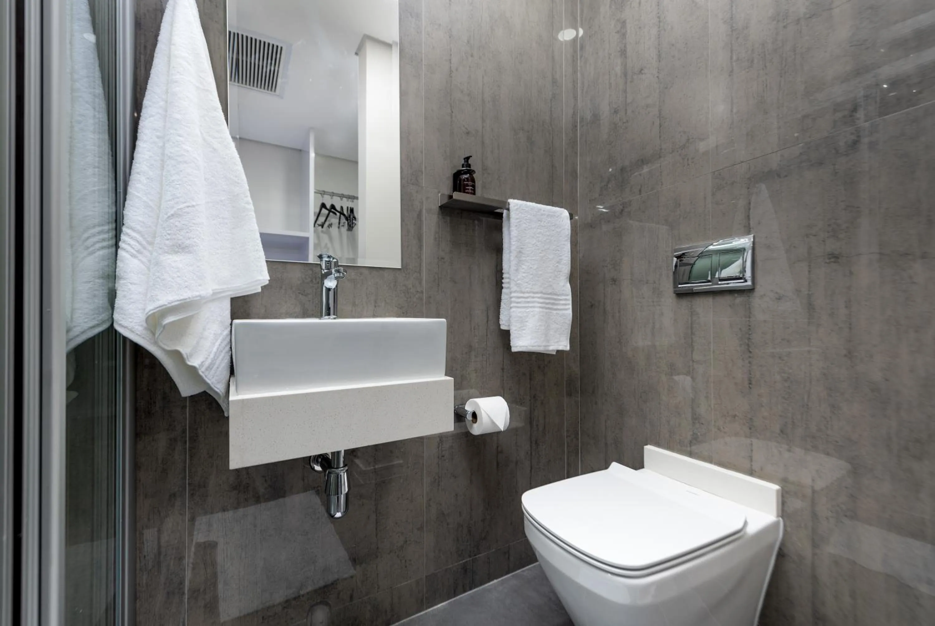 Bathroom in Reserved Suites Illovo