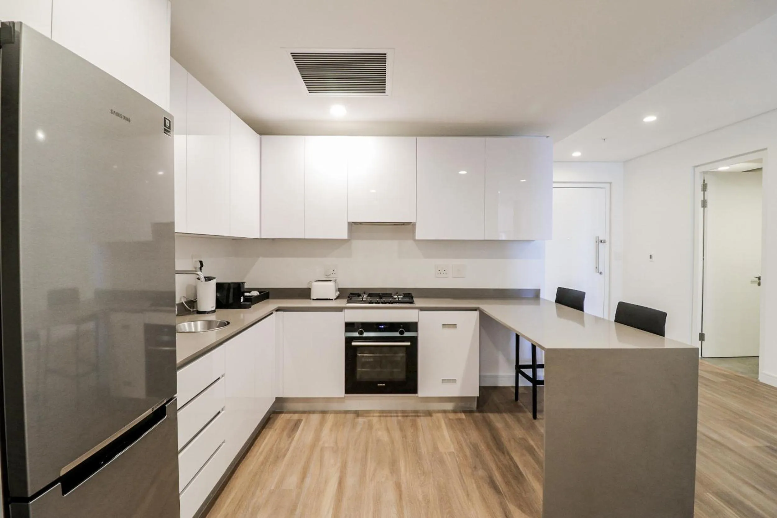 Kitchen or kitchenette in Reserved Suites Illovo