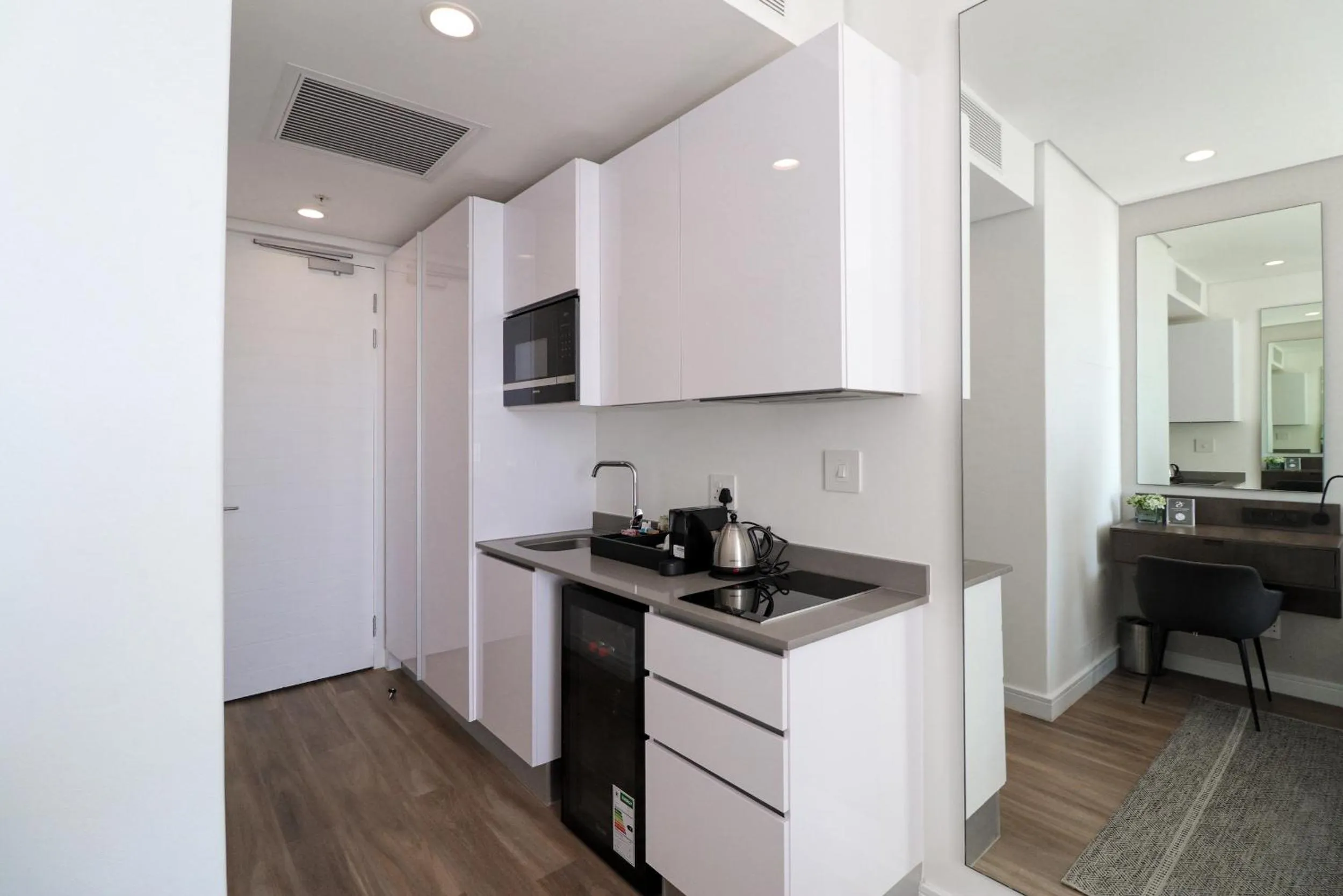 Kitchen or kitchenette in Reserved Suites Illovo