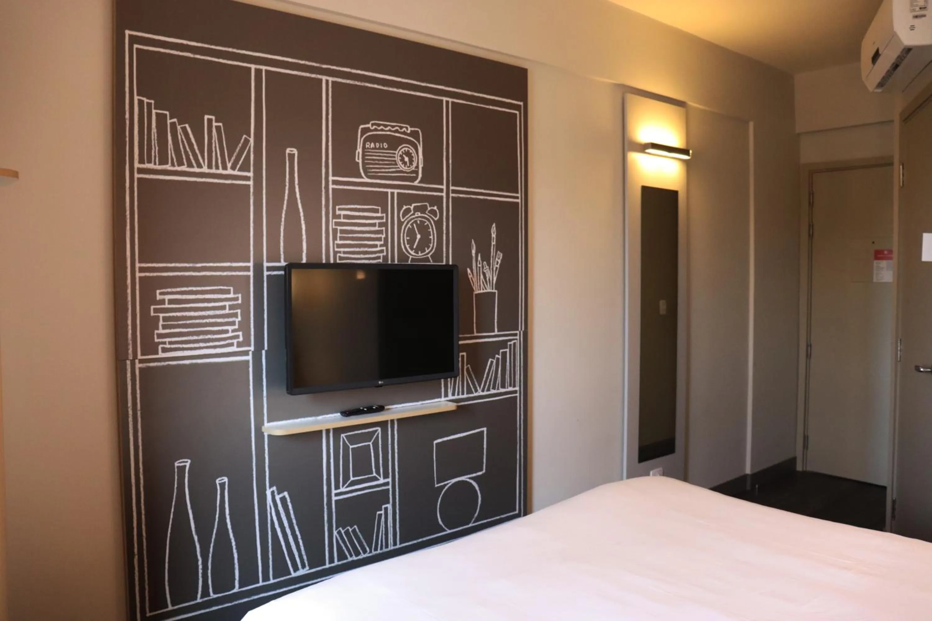 Photo of the whole room, Bed in Ibis Guaxupe