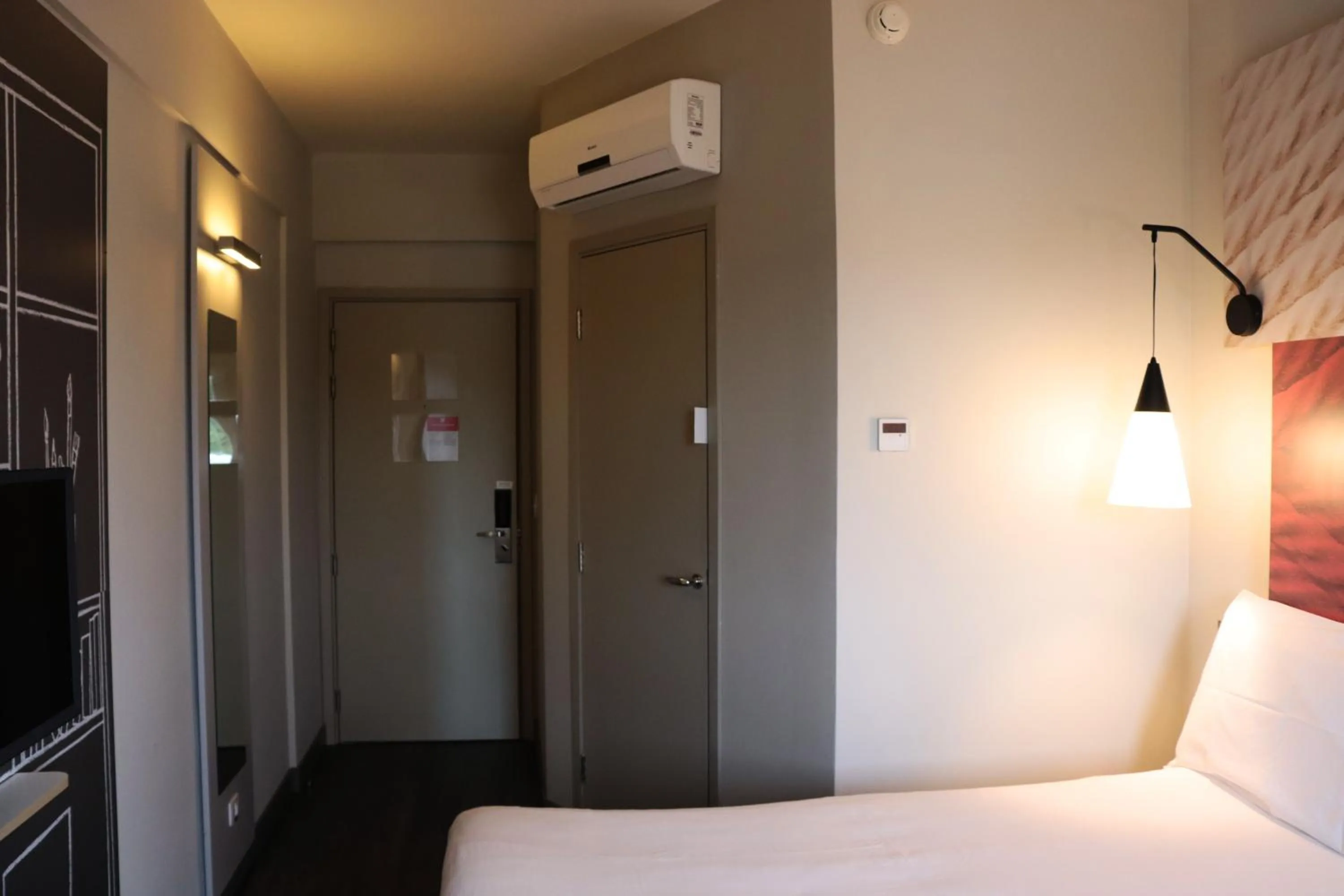 Photo of the whole room, Bed in Ibis Guaxupe