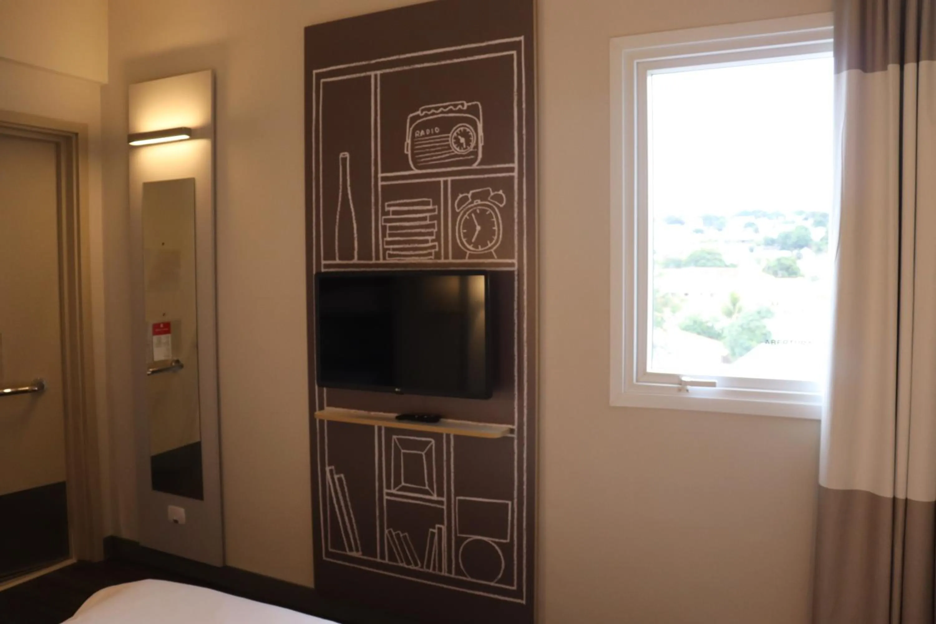 Photo of the whole room, Bed in Ibis Guaxupe