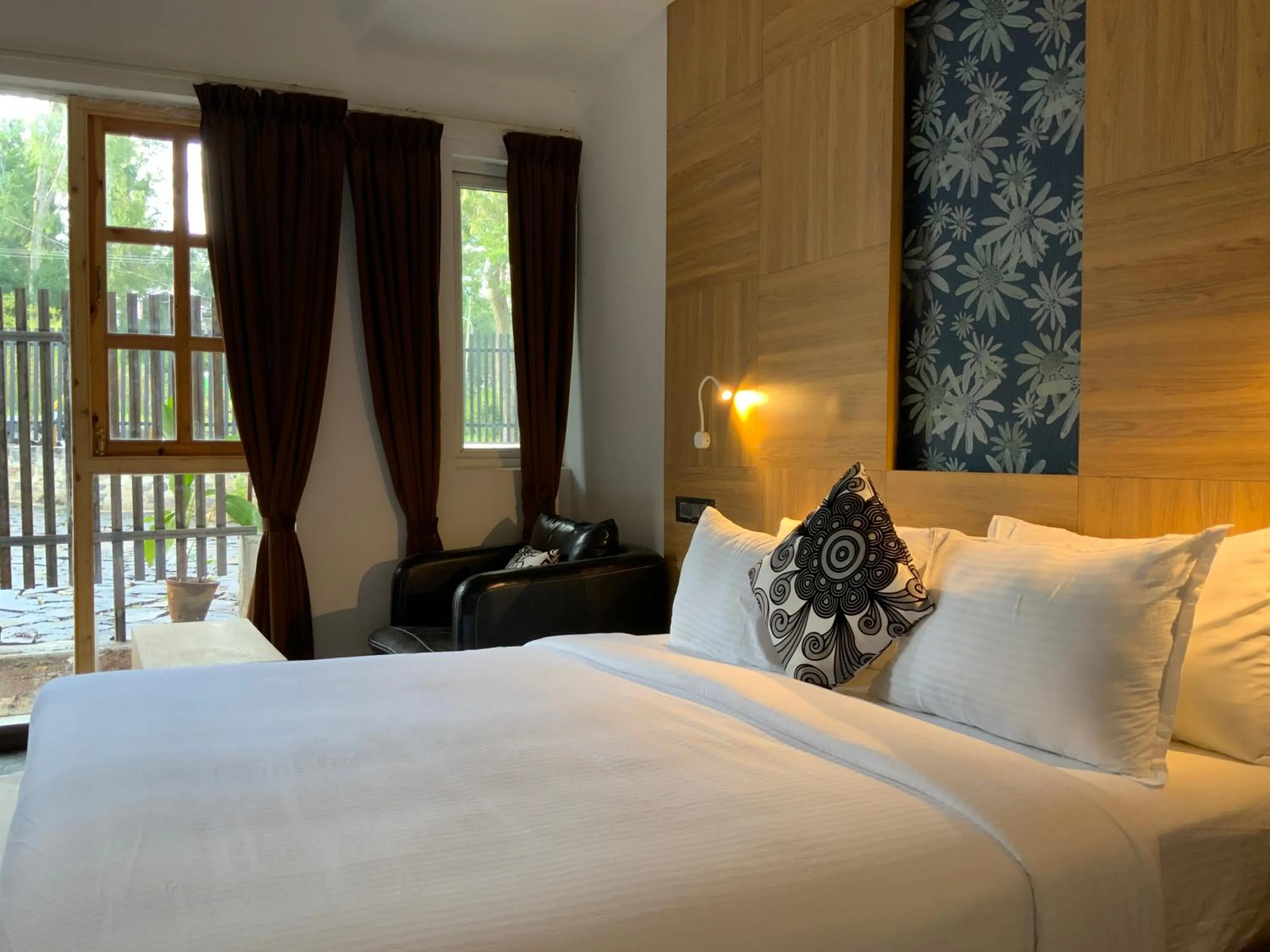 Seating area, Bed in MERIDIAN HILL TOP YERCAUD