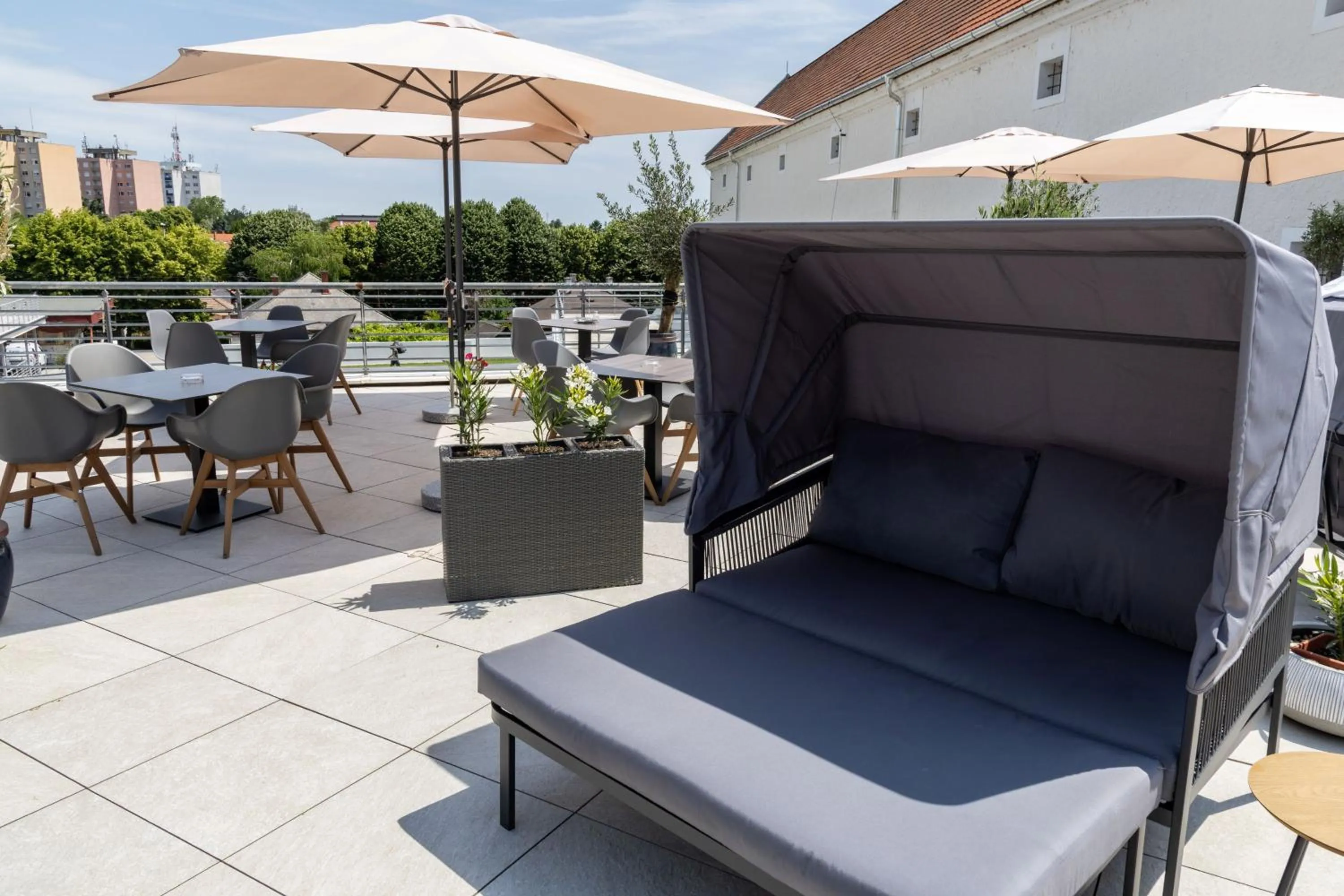 Patio in CE Plaza Hotel