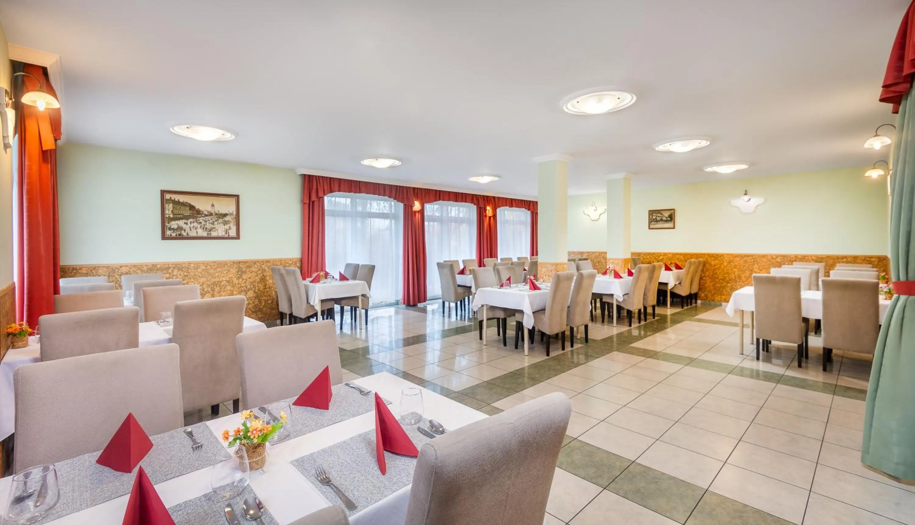 Restaurant/places to eat in Platan Hotel
