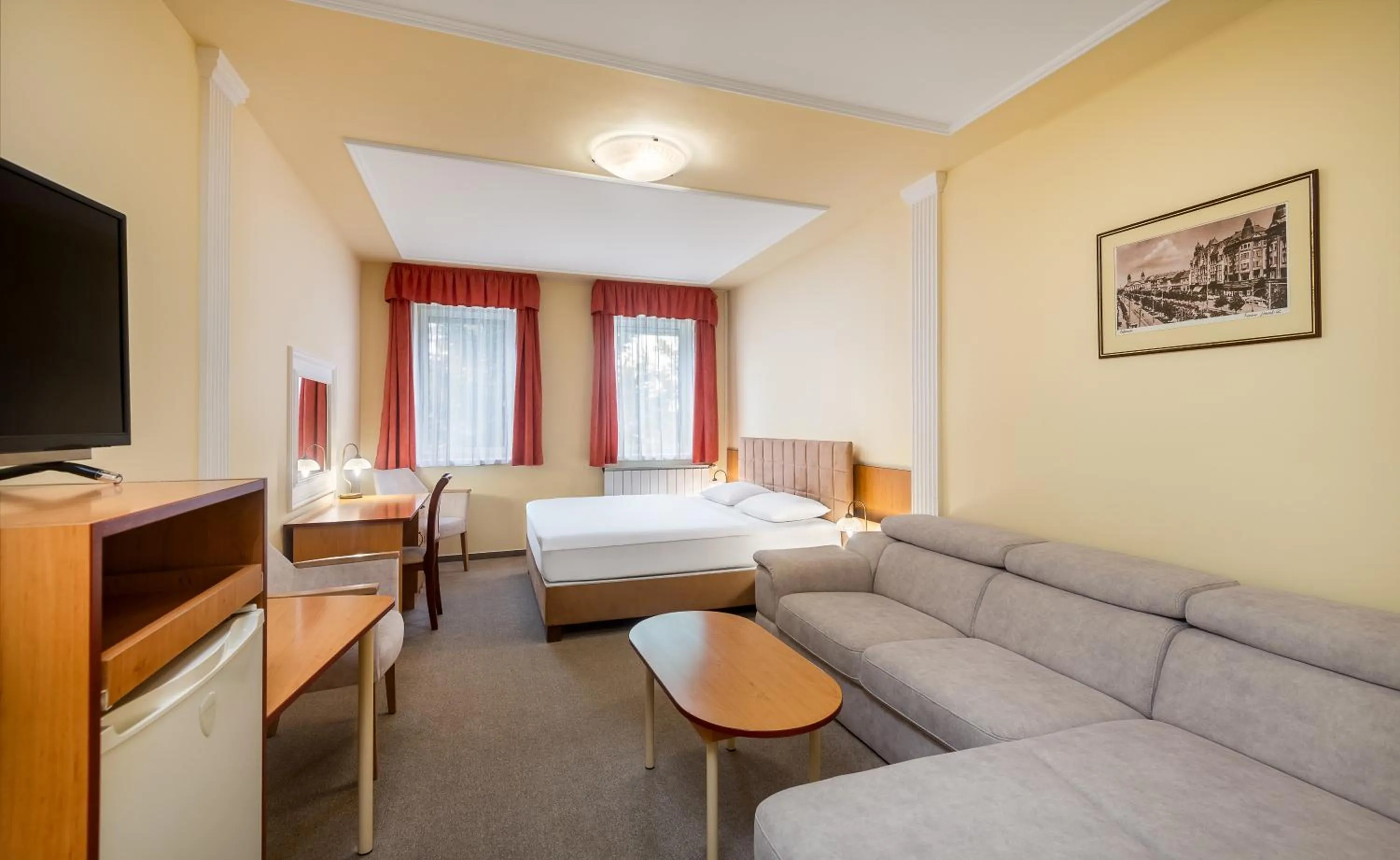 Photo of the whole room, Bed in Platan Hotel