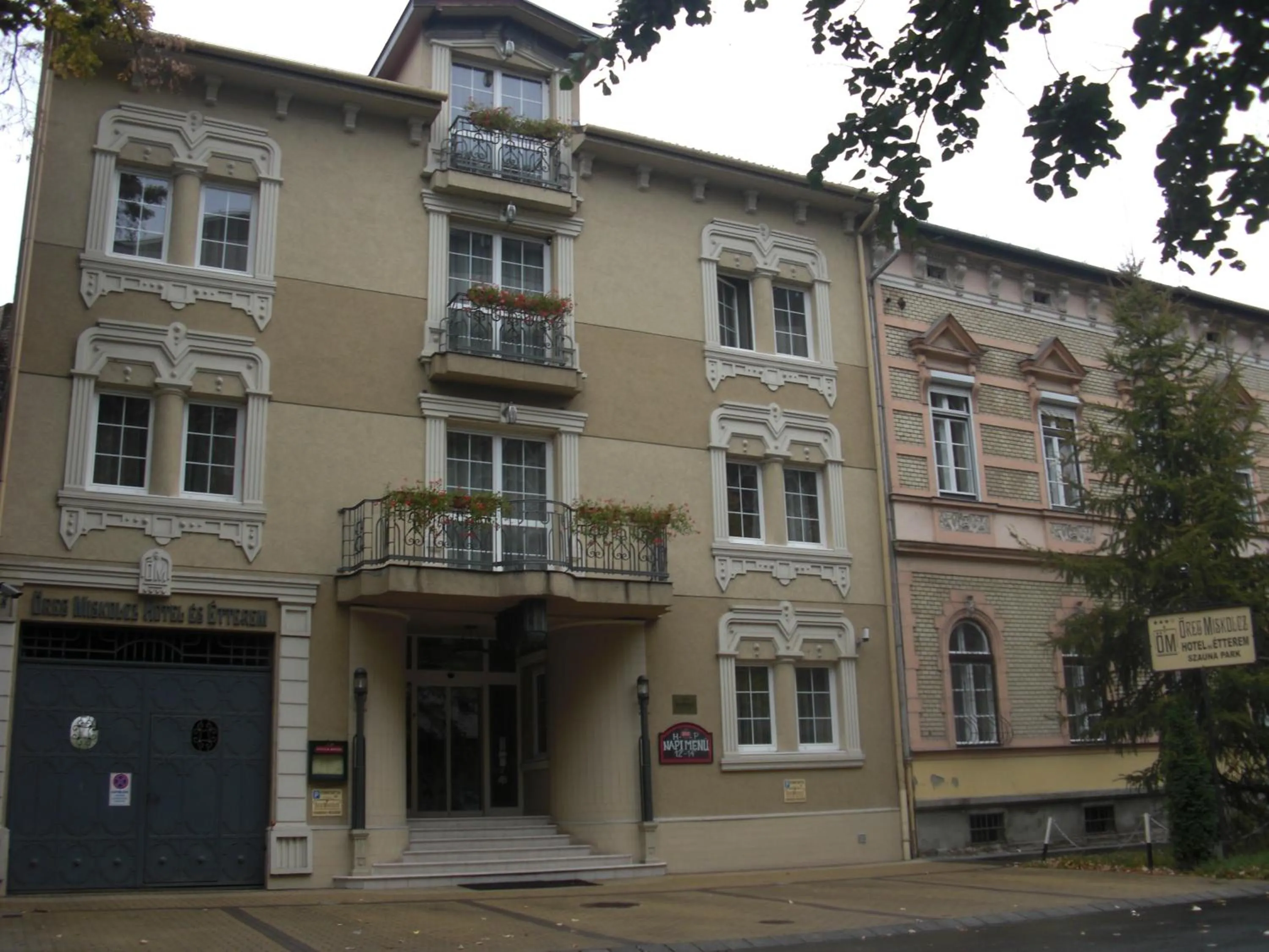 Facade/entrance in Öreg Miskolcz Hotel