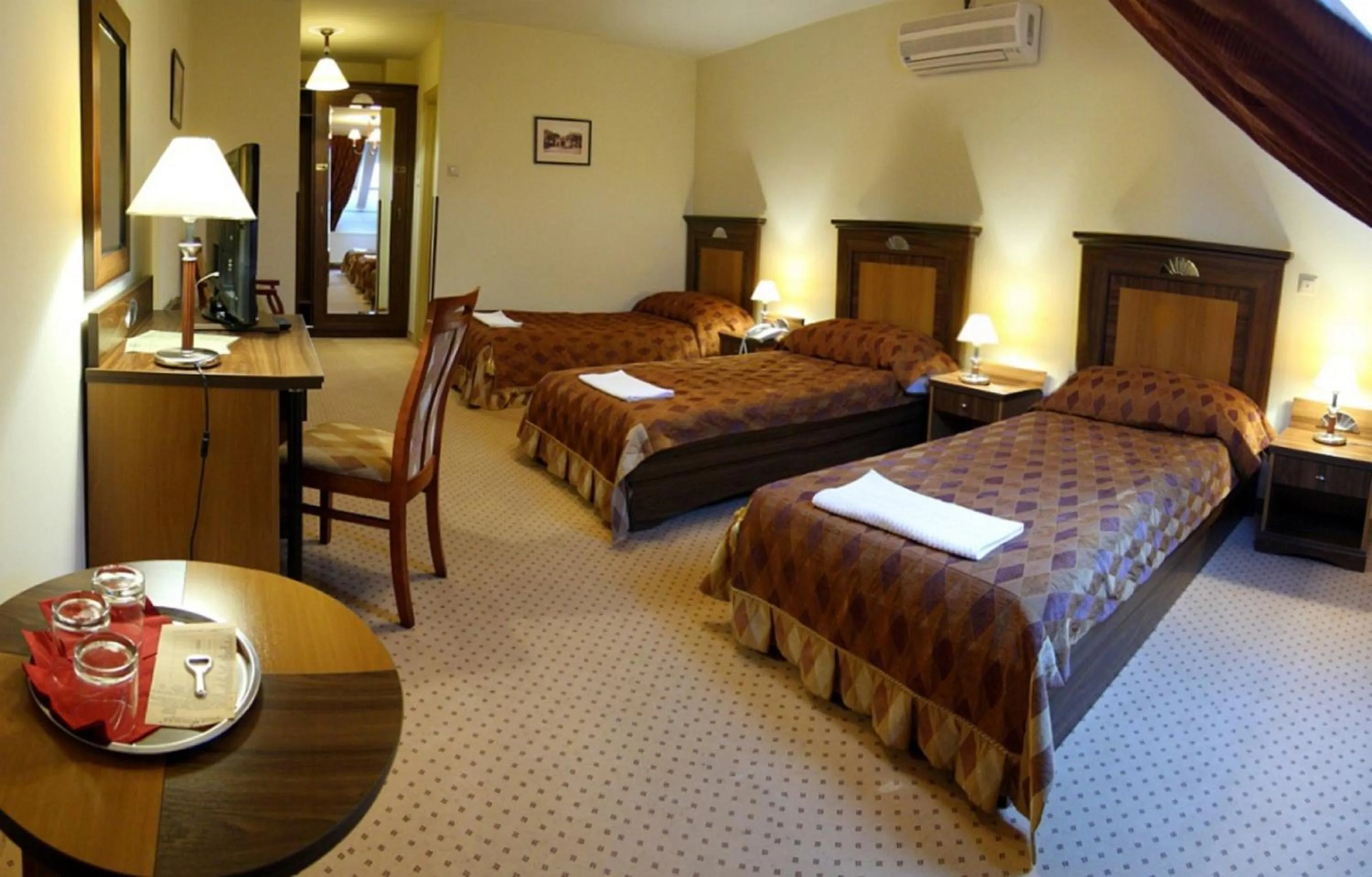 Photo of the whole room, Bed in Öreg Miskolcz Hotel