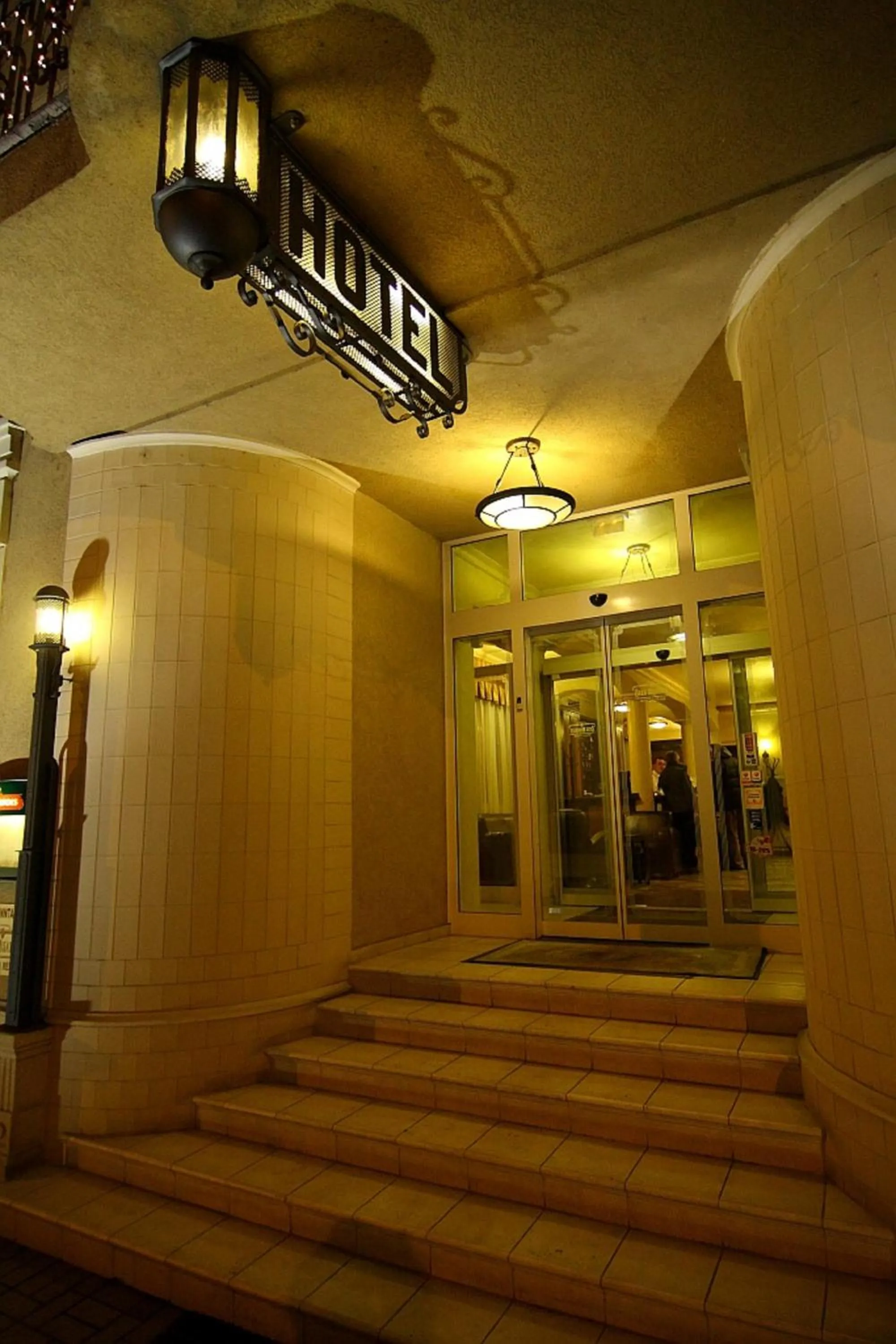 Facade/entrance in Öreg Miskolcz Hotel