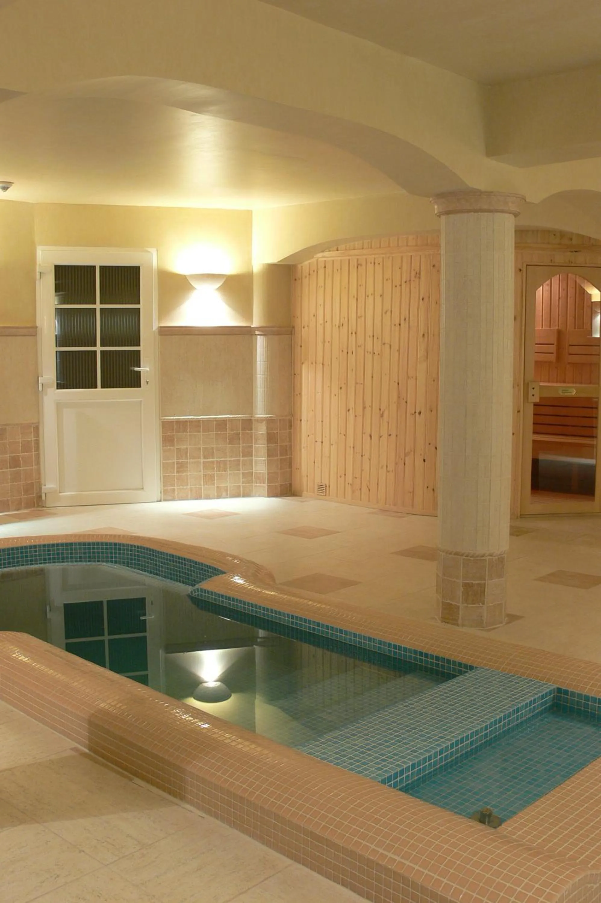 Swimming pool in Öreg Miskolcz Hotel