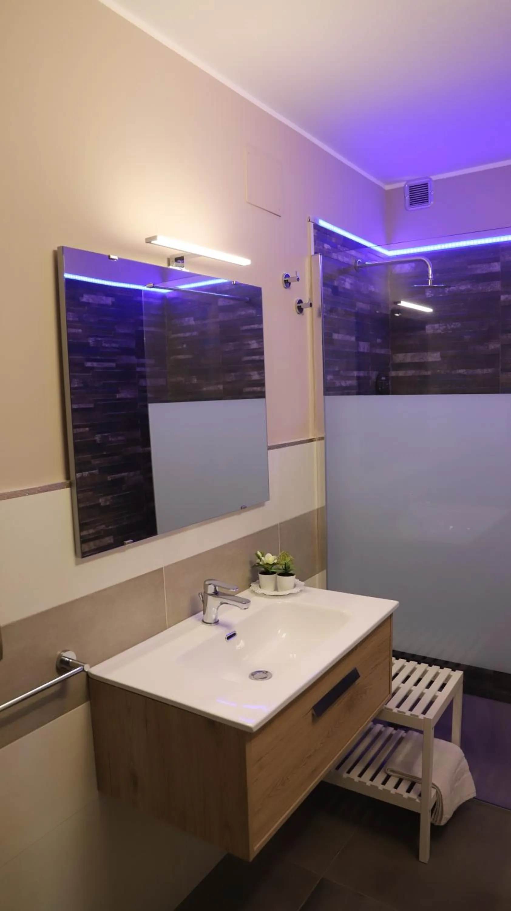 Bathroom in Avola My House B&B