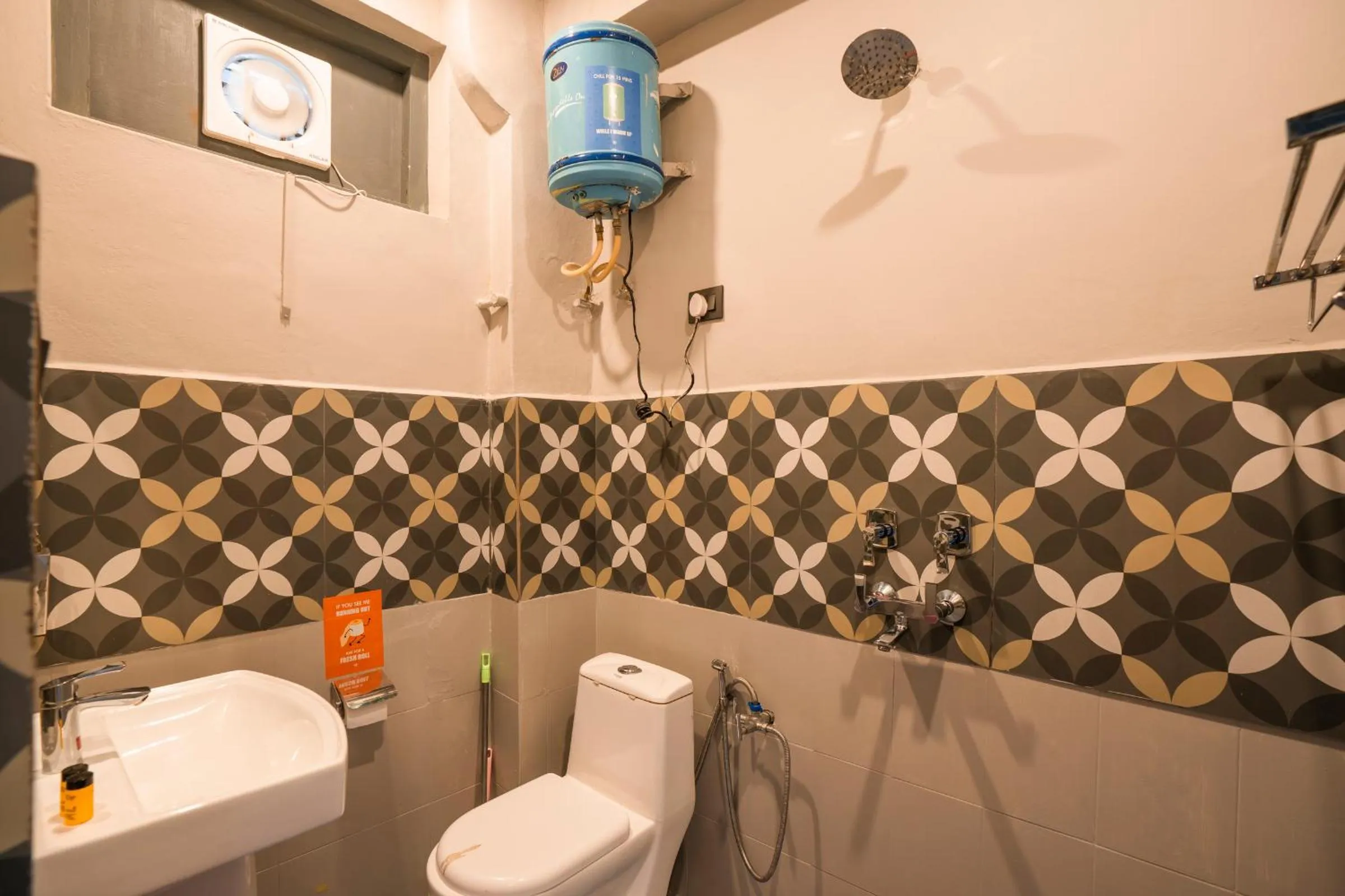 Shower in Zostel McLeodganj