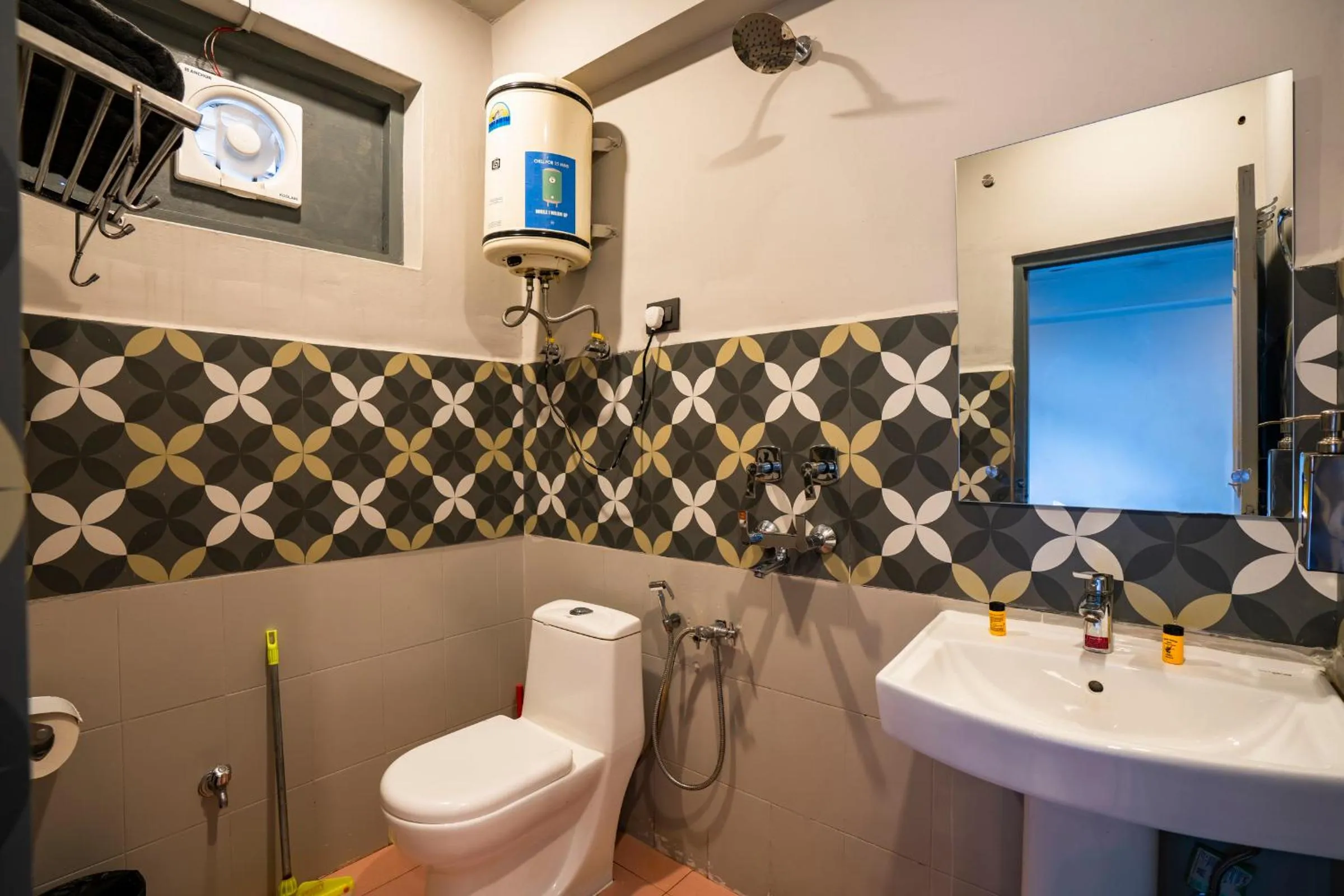 Shower in Zostel McLeodganj