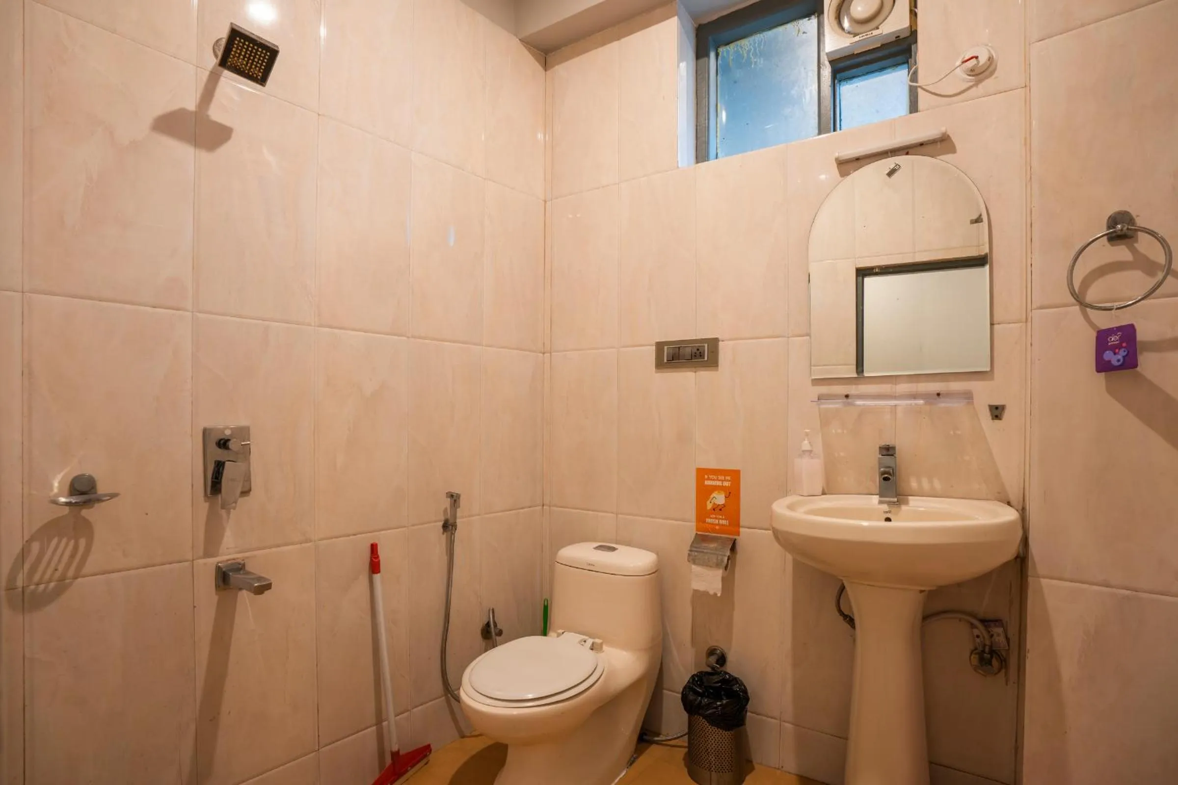 Shower in Zostel McLeodganj