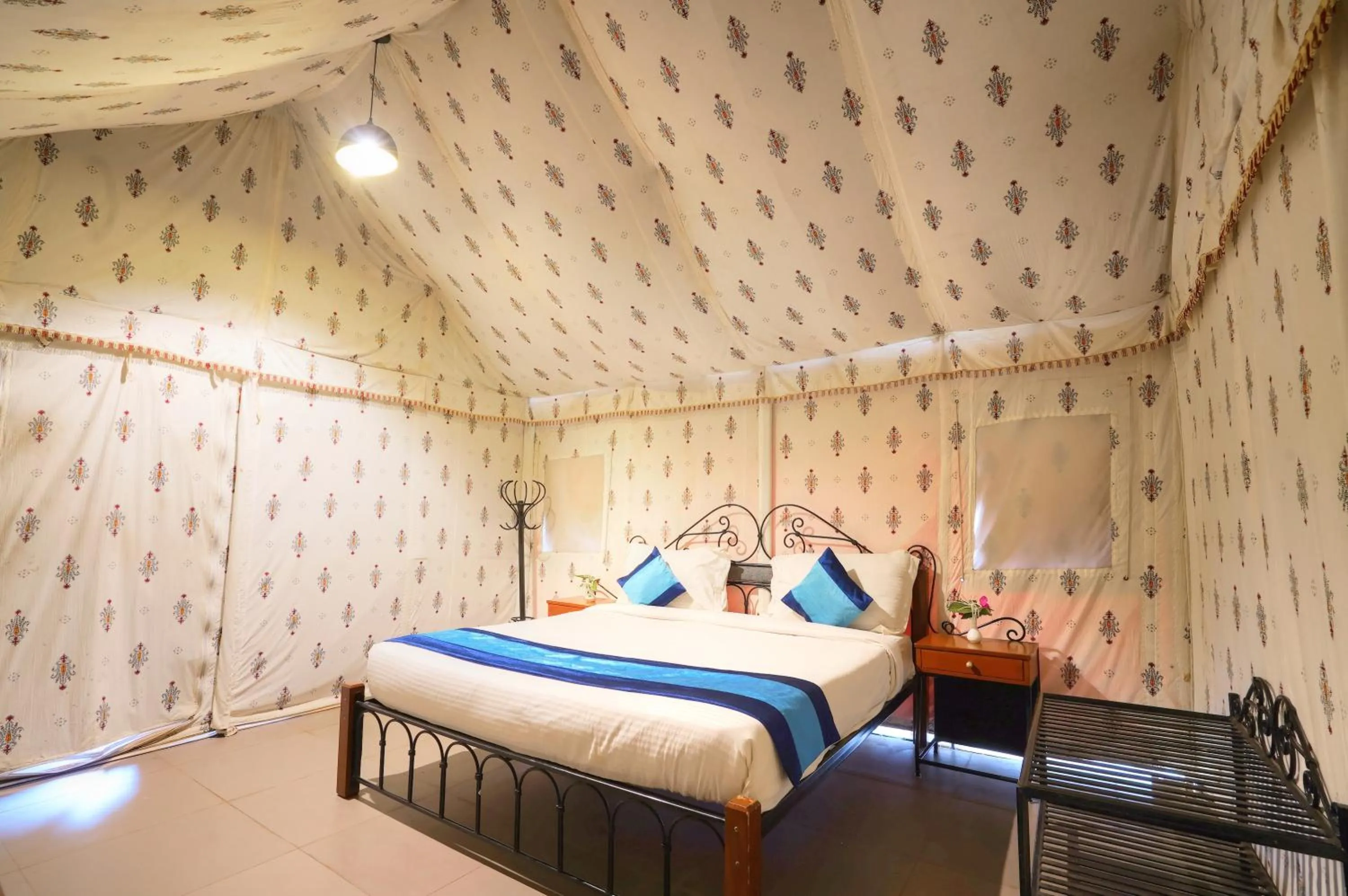 Photo of the whole room, Bed in Bundela Bandhavgarh by Octave