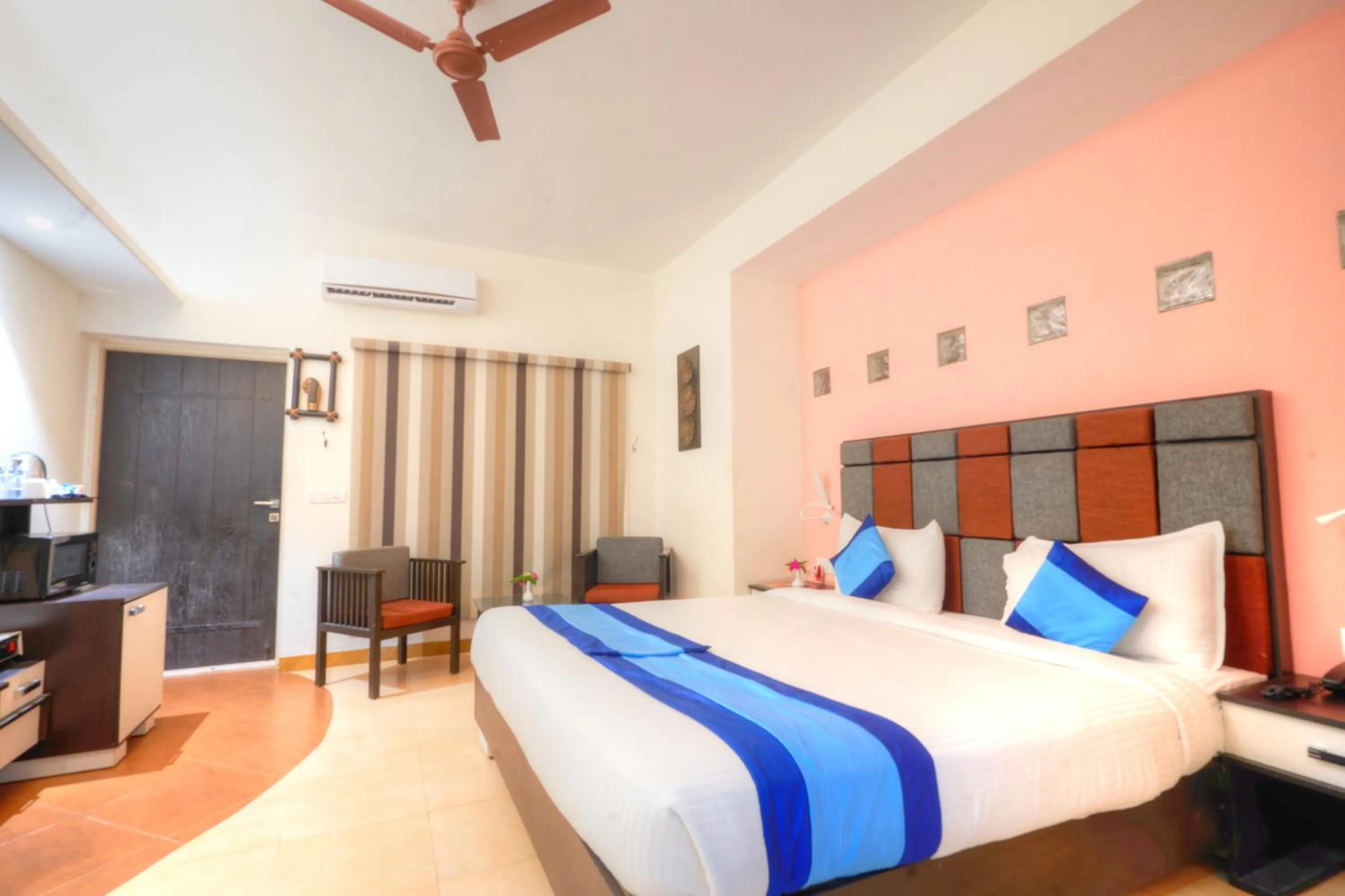 Photo of the whole room, Bed in Bundela Bandhavgarh by Octave