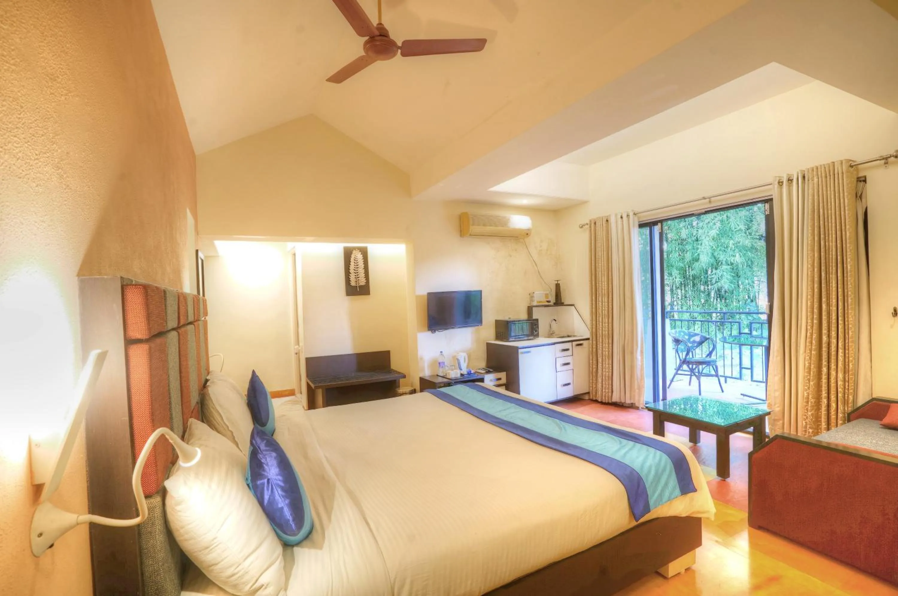 Photo of the whole room, Bed in Bundela Bandhavgarh by Octave