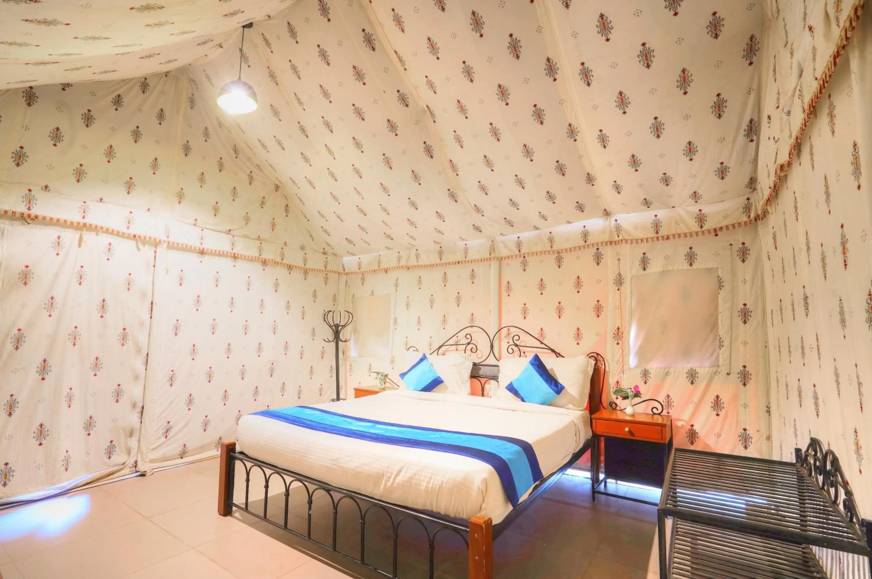 Photo of the whole room, Bed in Bundela Bandhavgarh by Octave