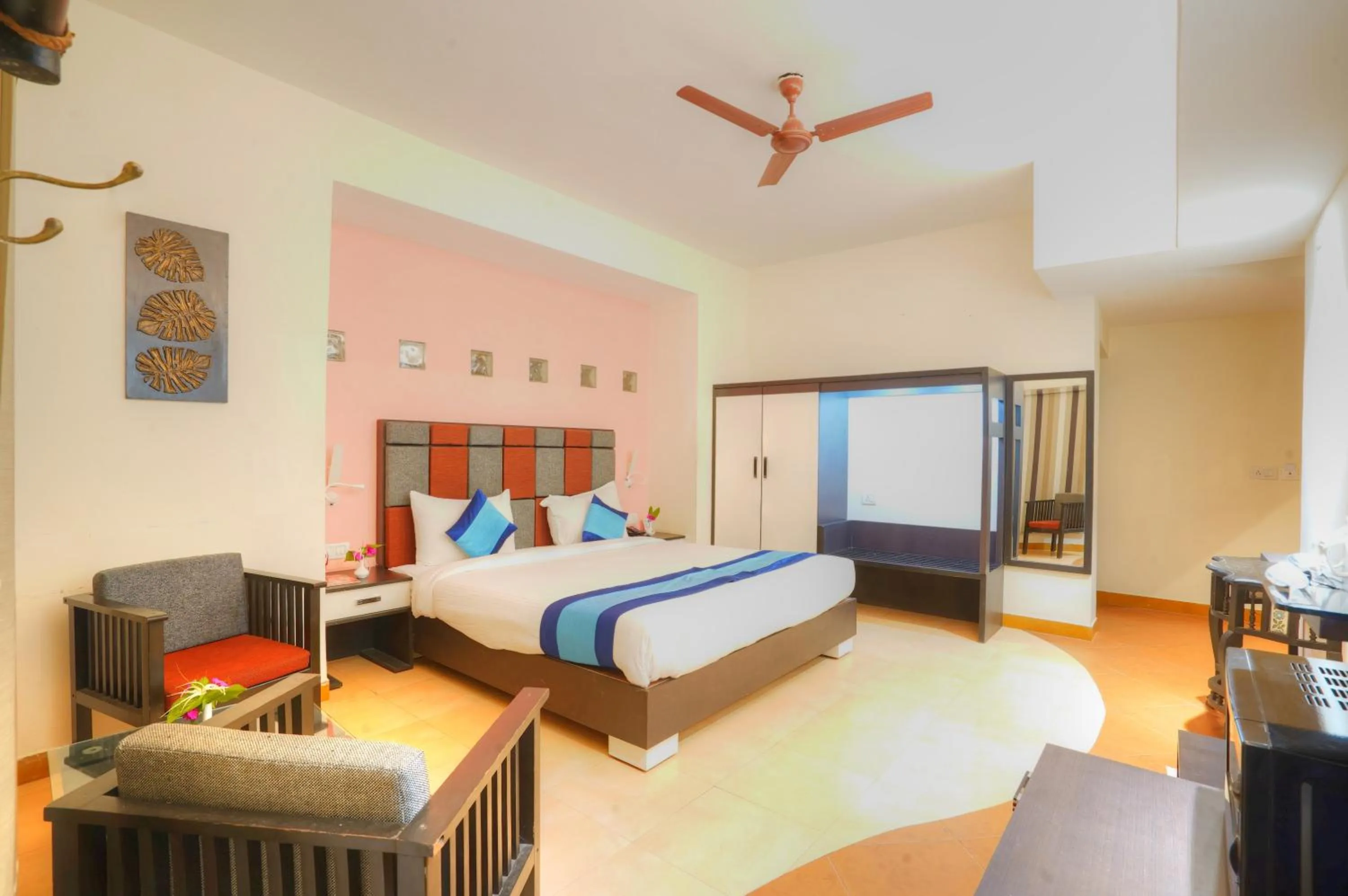 Photo of the whole room, Bed in Bundela Bandhavgarh by Octave