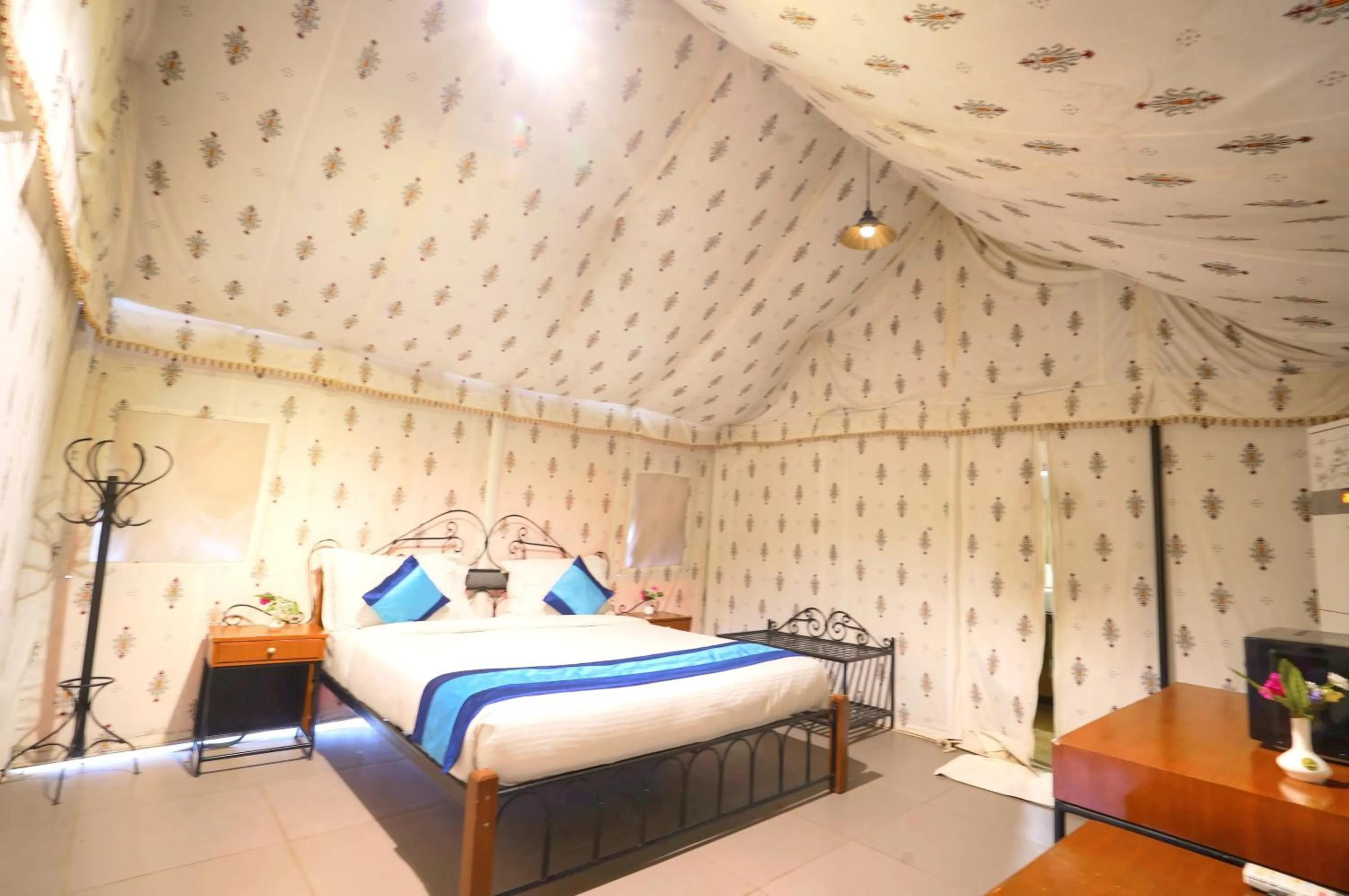 Photo of the whole room, Bed in Bundela Bandhavgarh by Octave