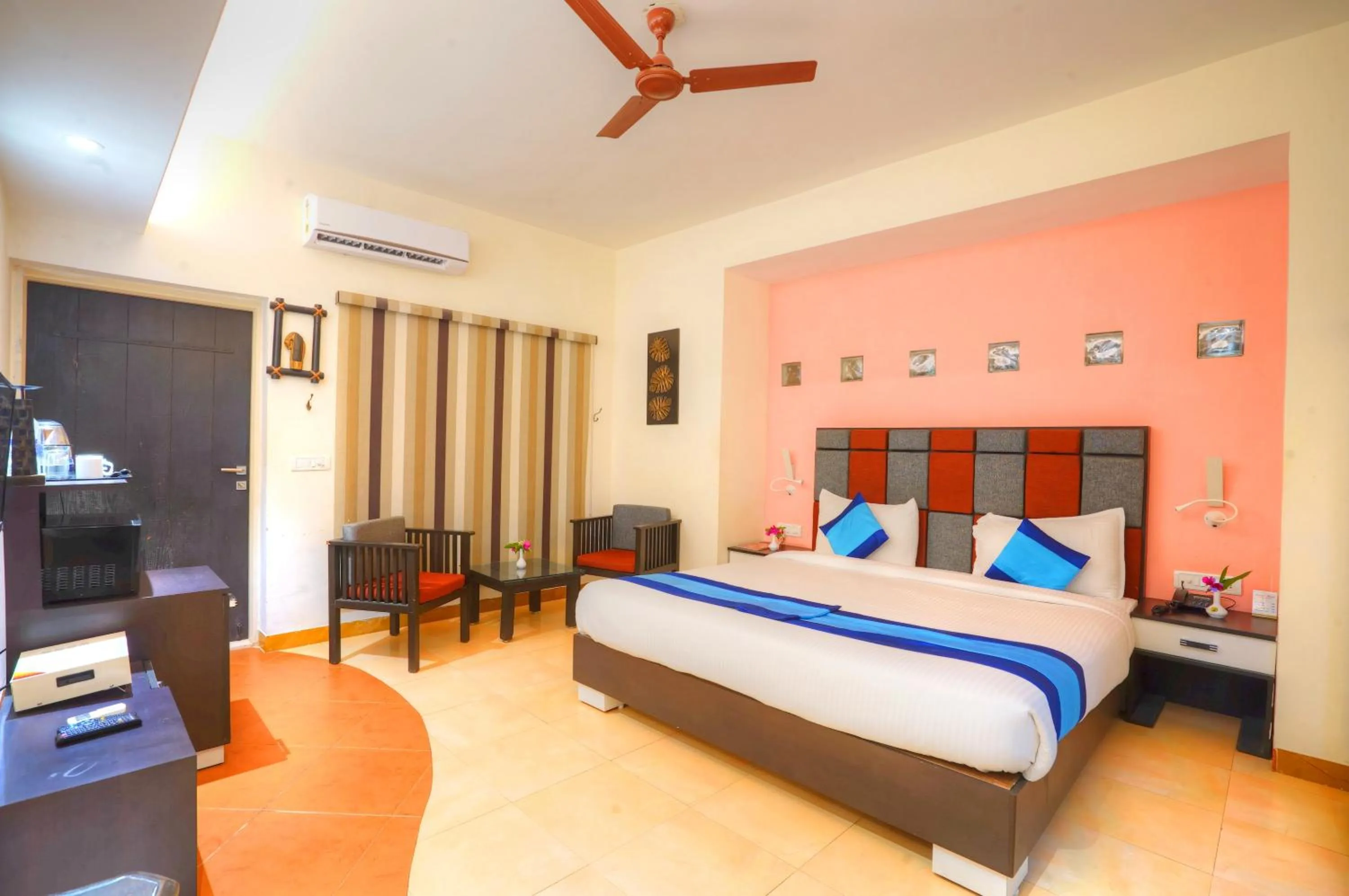 Photo of the whole room, Bed in Bundela Bandhavgarh by Octave