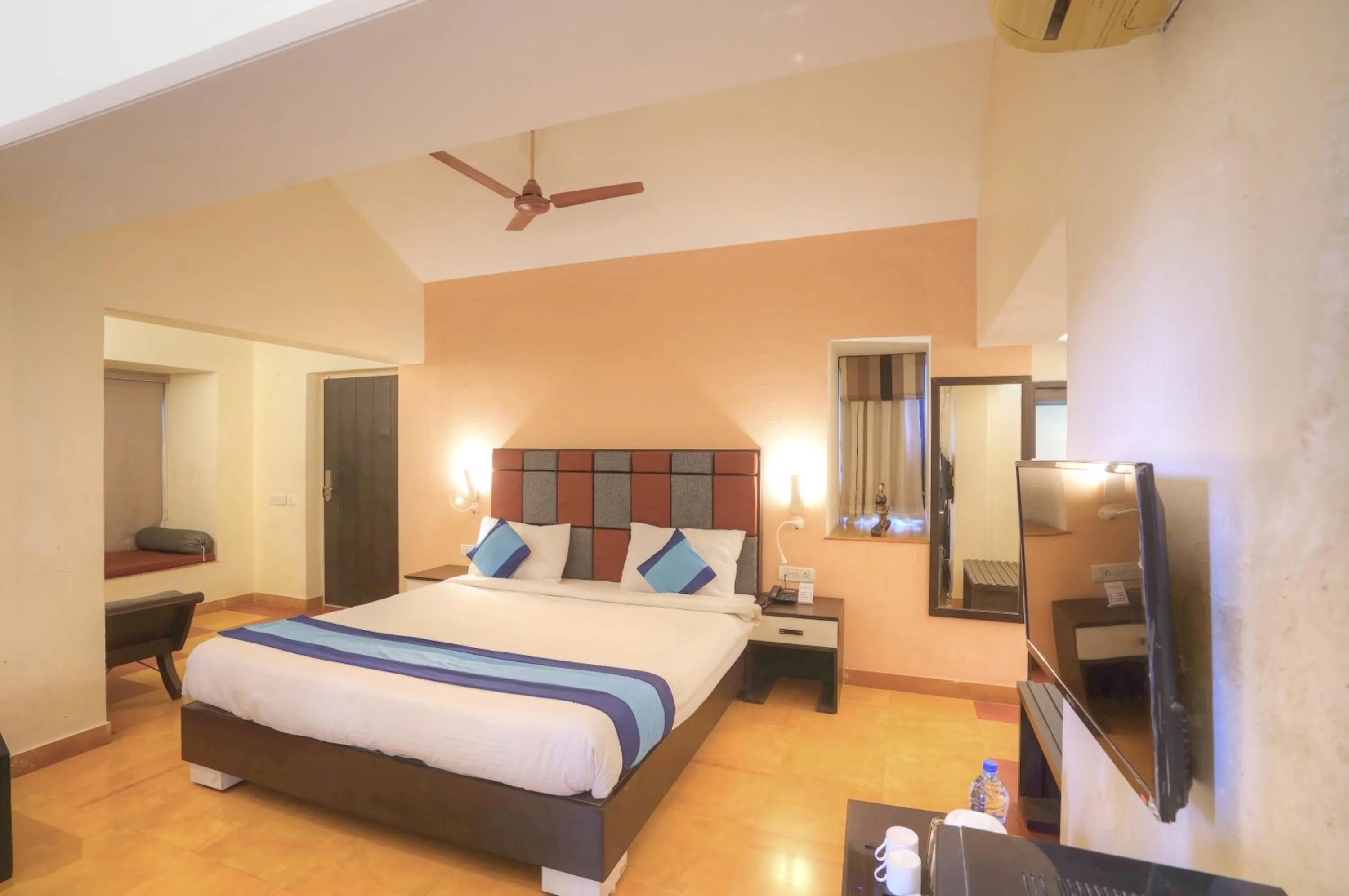 Photo of the whole room, Bed in Bundela Bandhavgarh by Octave