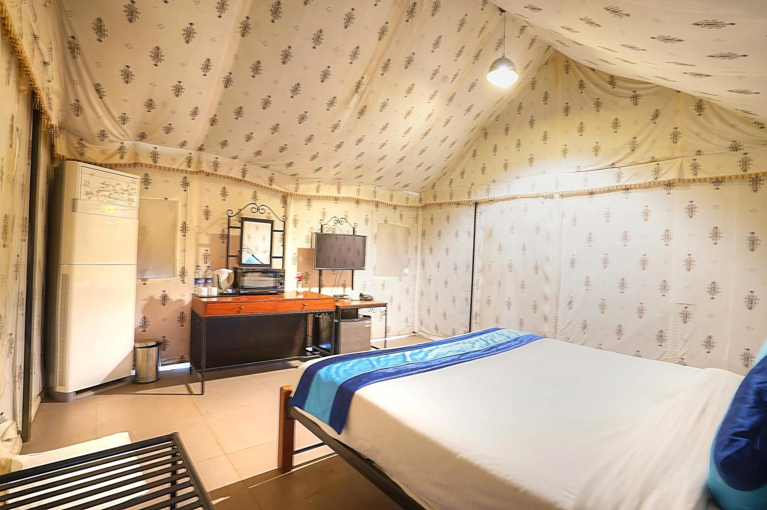 Photo of the whole room, Bed in Bundela Bandhavgarh by Octave