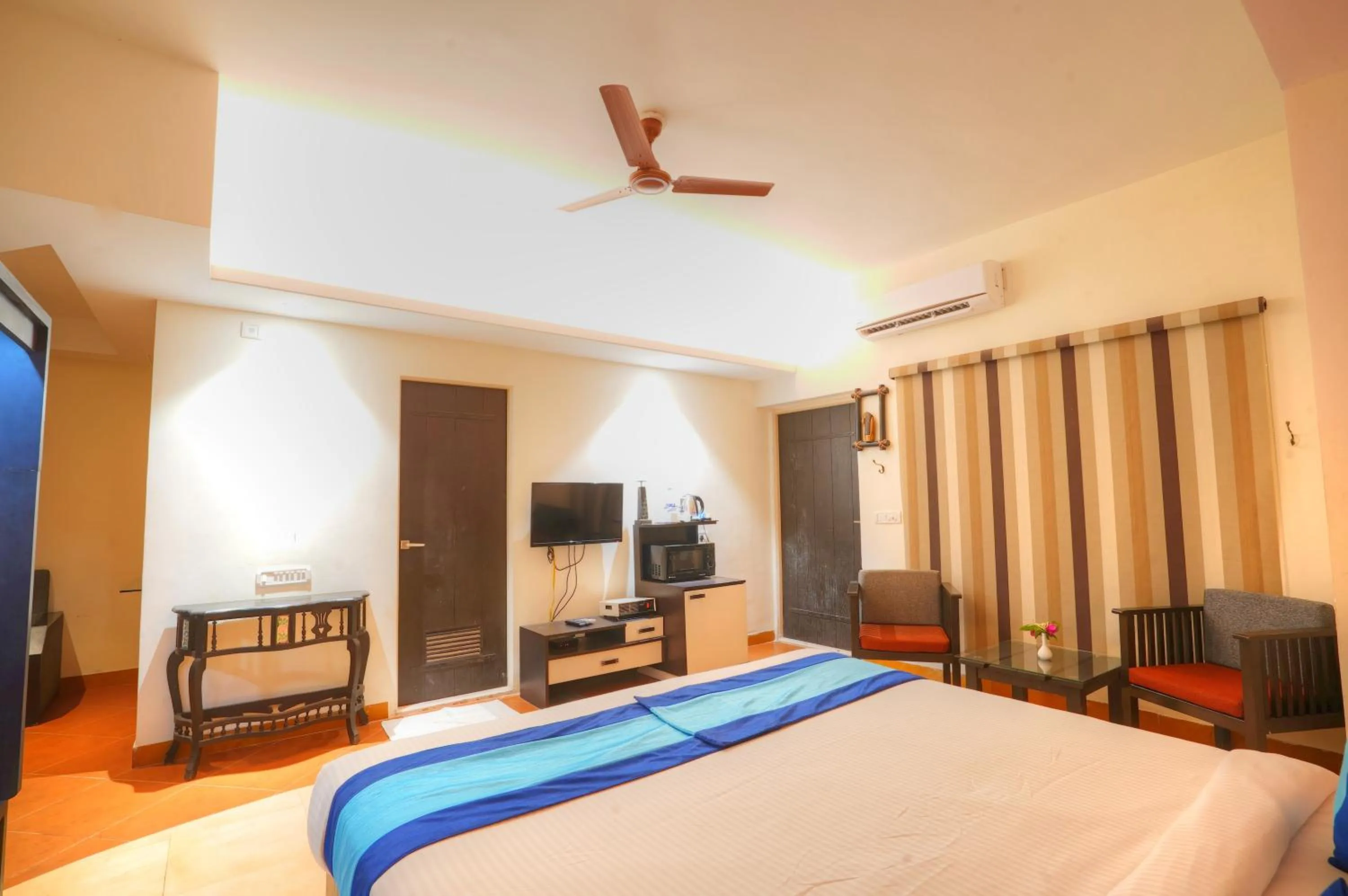 Photo of the whole room, Bed in Bundela Bandhavgarh by Octave