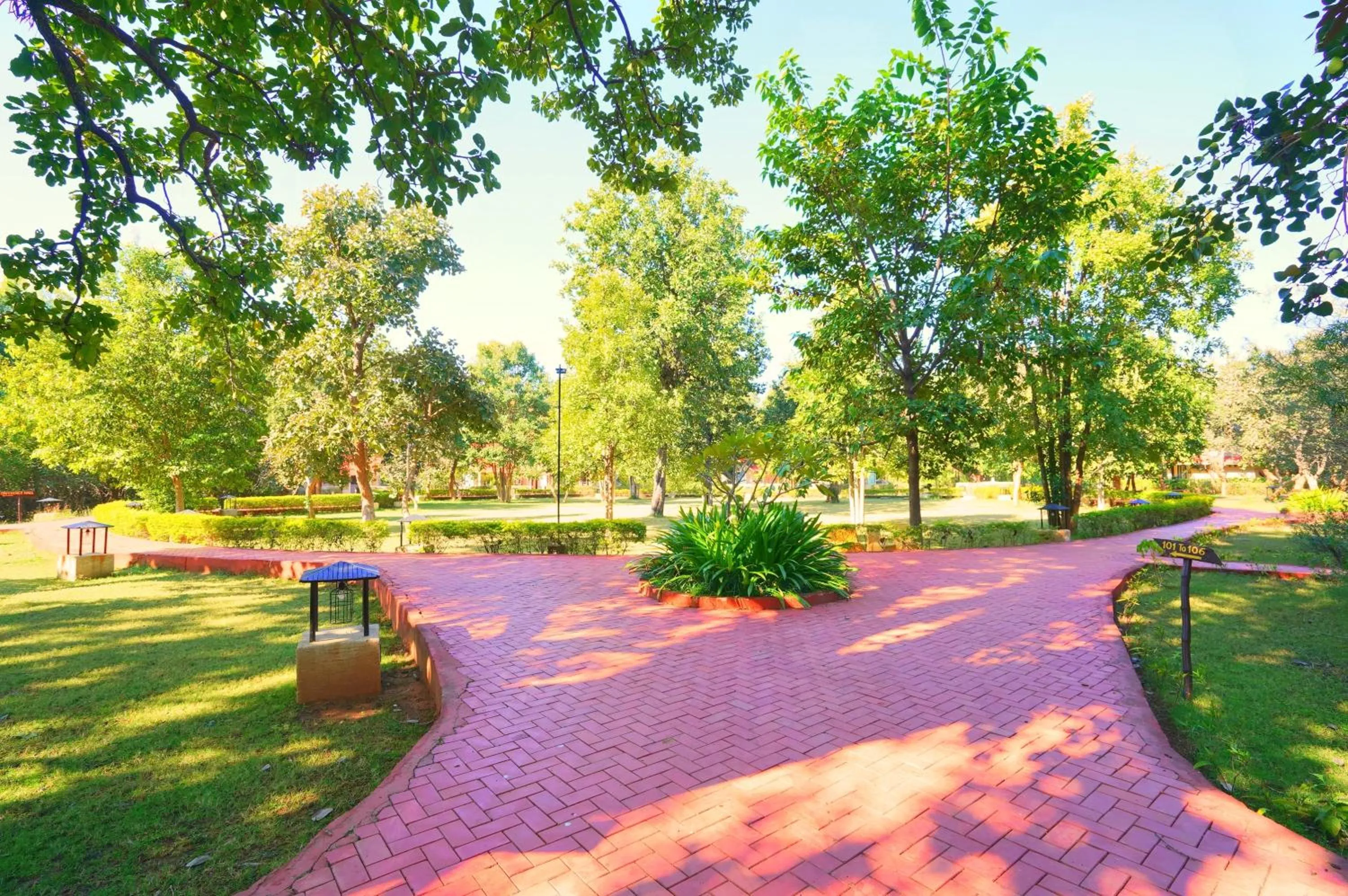 Garden in Bundela Bandhavgarh by Octave