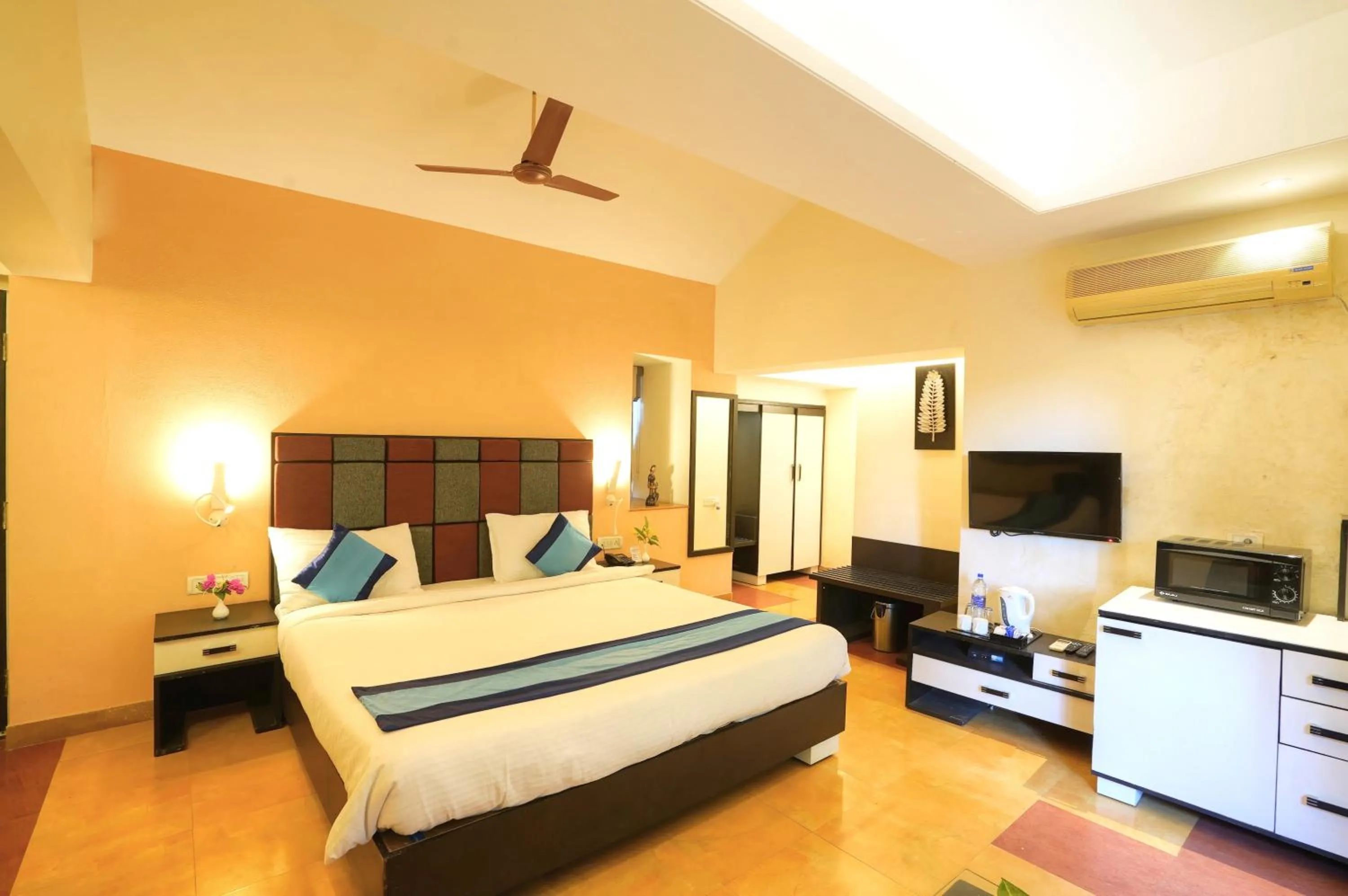 Photo of the whole room, Bed in Bundela Bandhavgarh by Octave