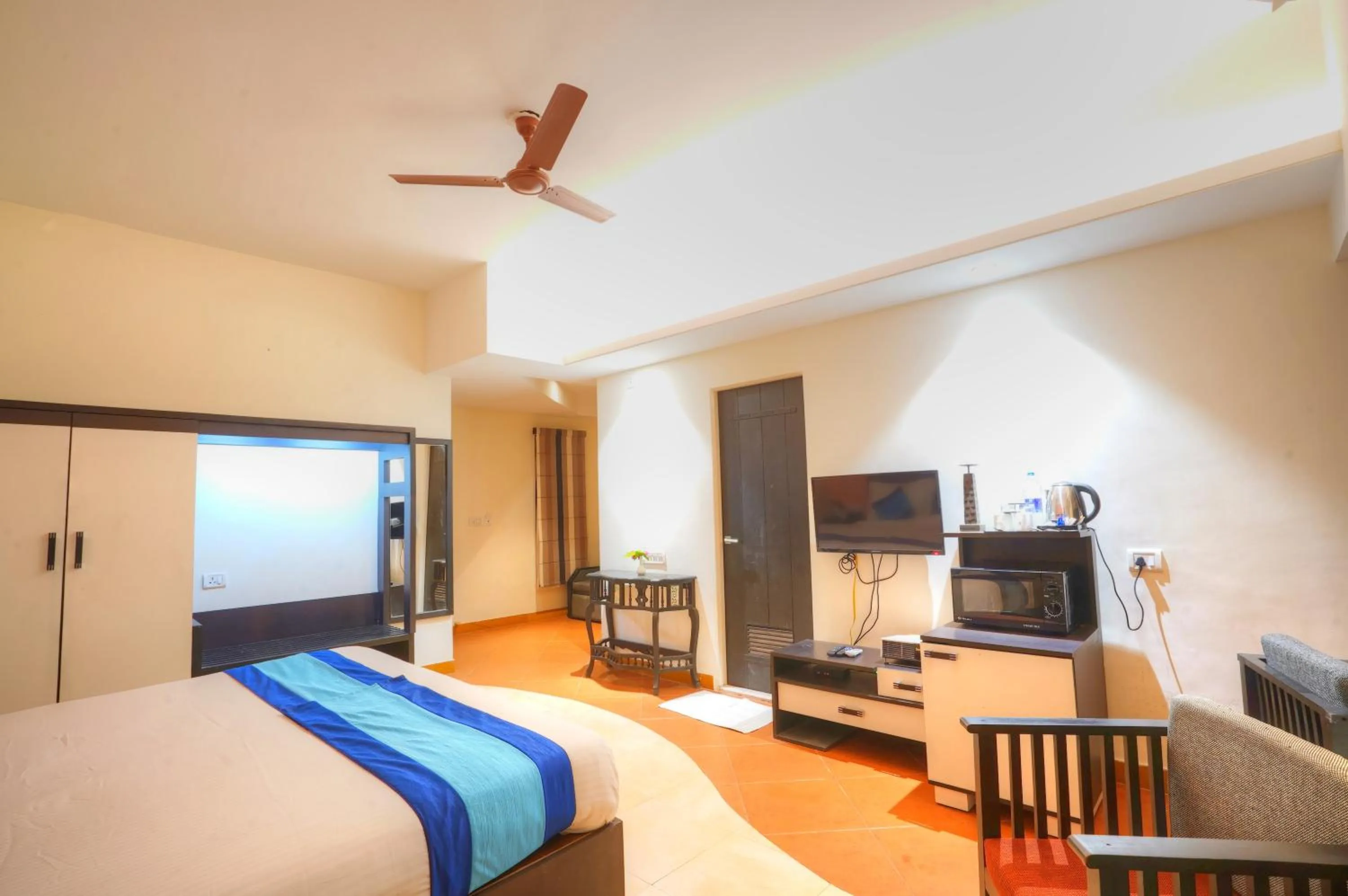 Photo of the whole room, Bed in Bundela Bandhavgarh by Octave