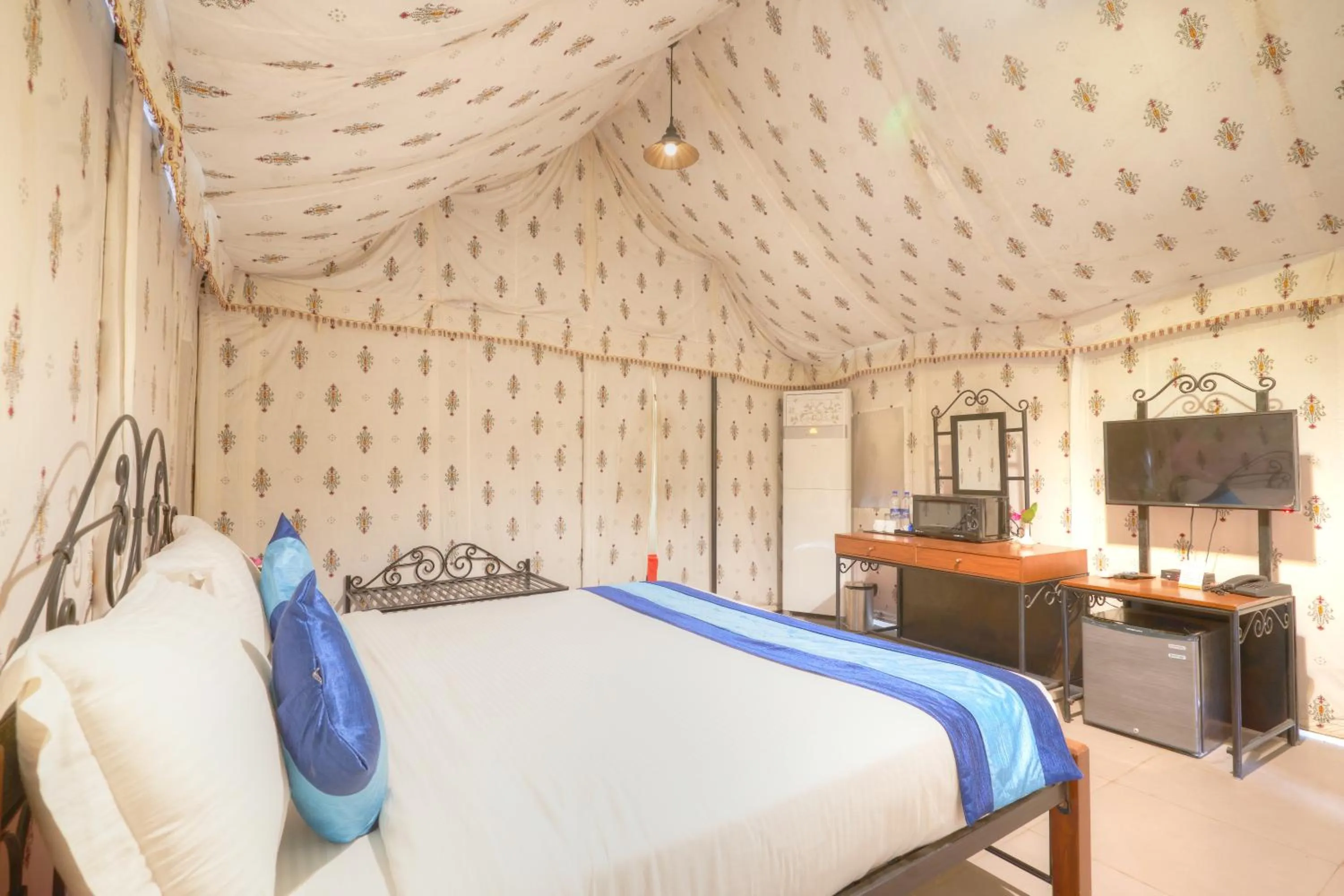 Photo of the whole room, Bed in Bundela Bandhavgarh by Octave