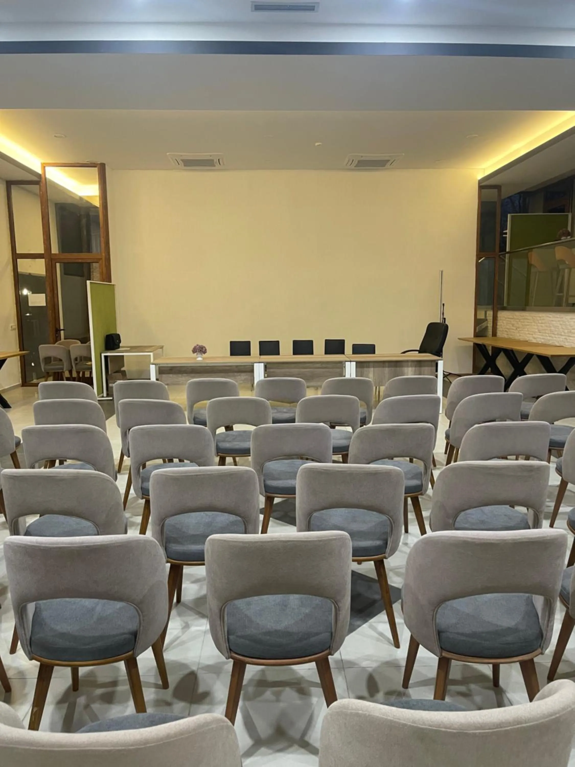 Business facilities in Hotel Story