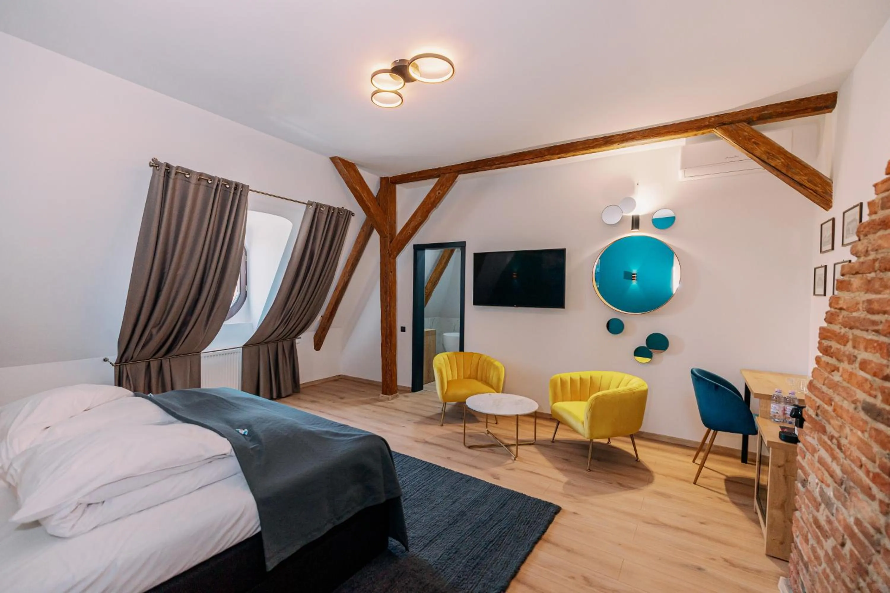 Photo of the whole room, Bed in Haller Boutique