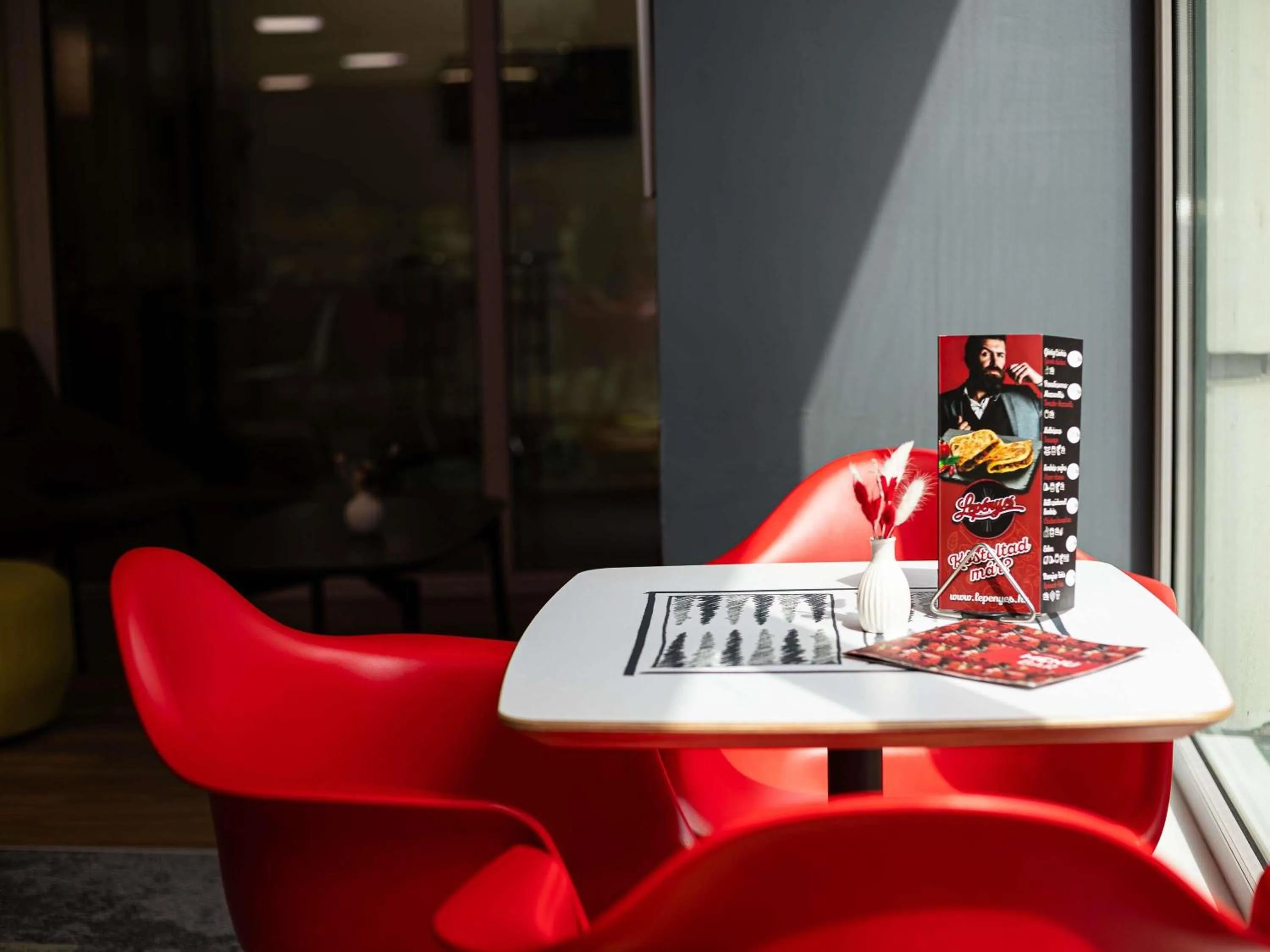 Lounge or bar in Ibis Győr