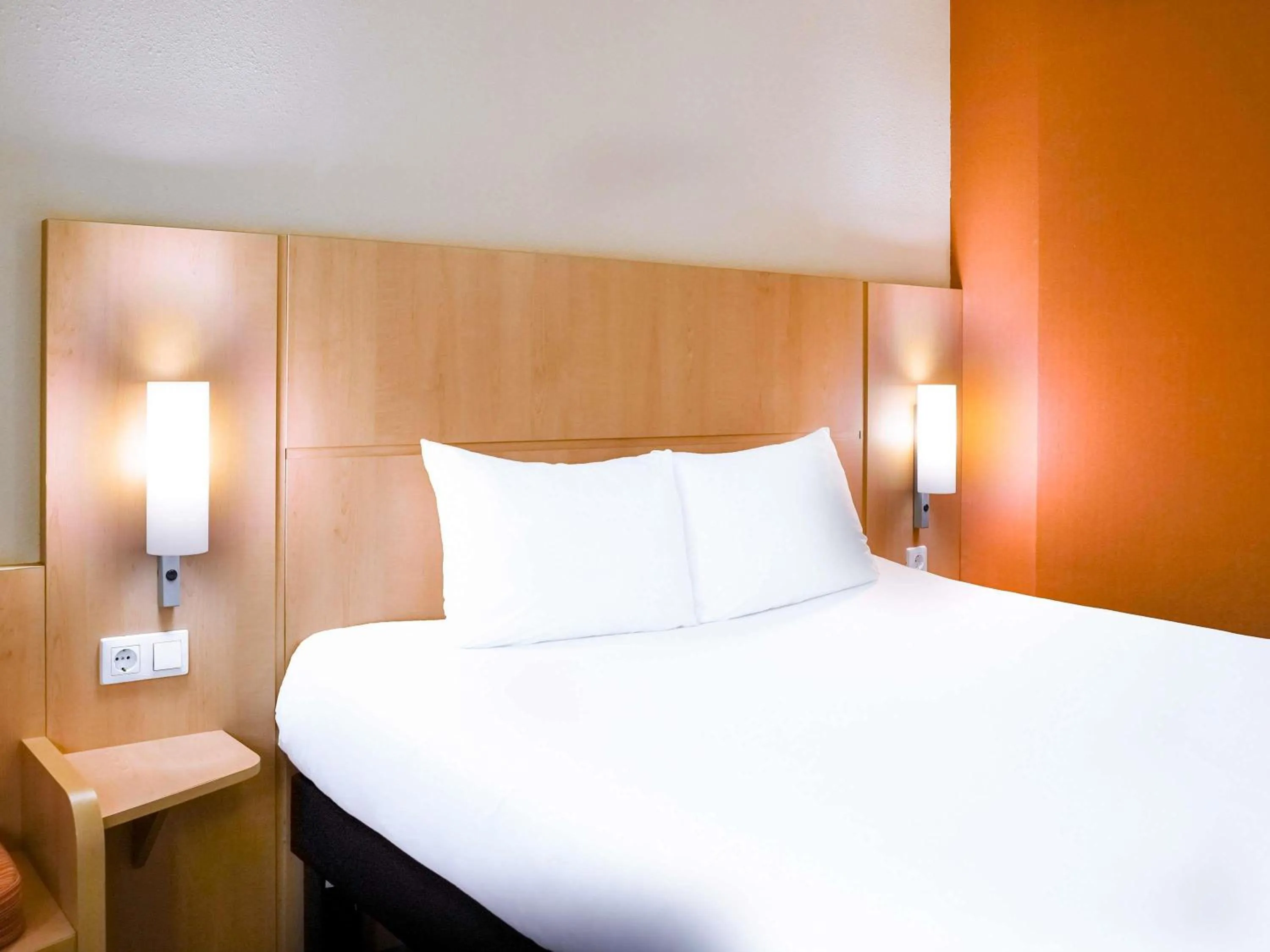 Bedroom, Bed in Ibis Győr