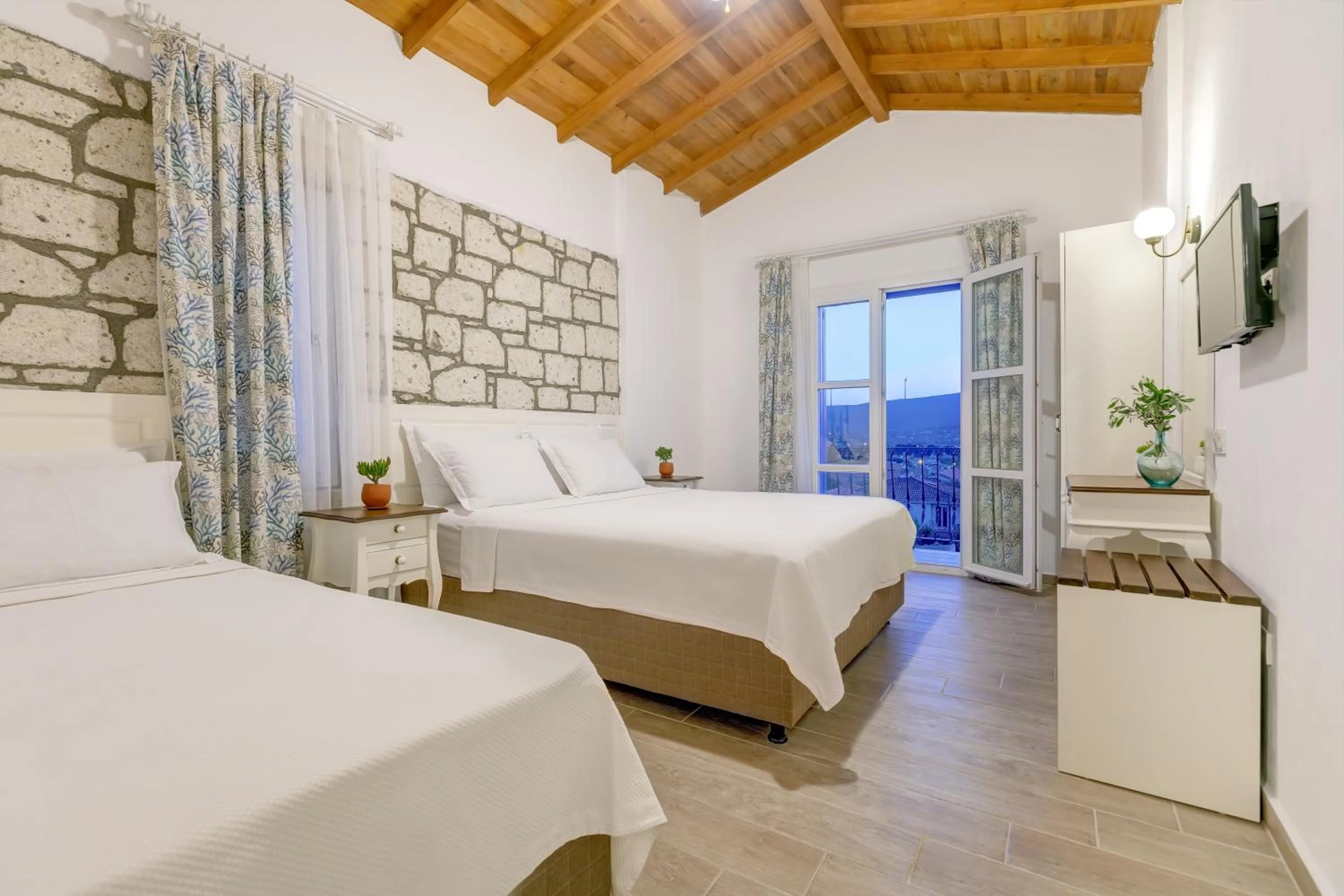 Photo of the whole room, Bed in Alacati Fora Bella