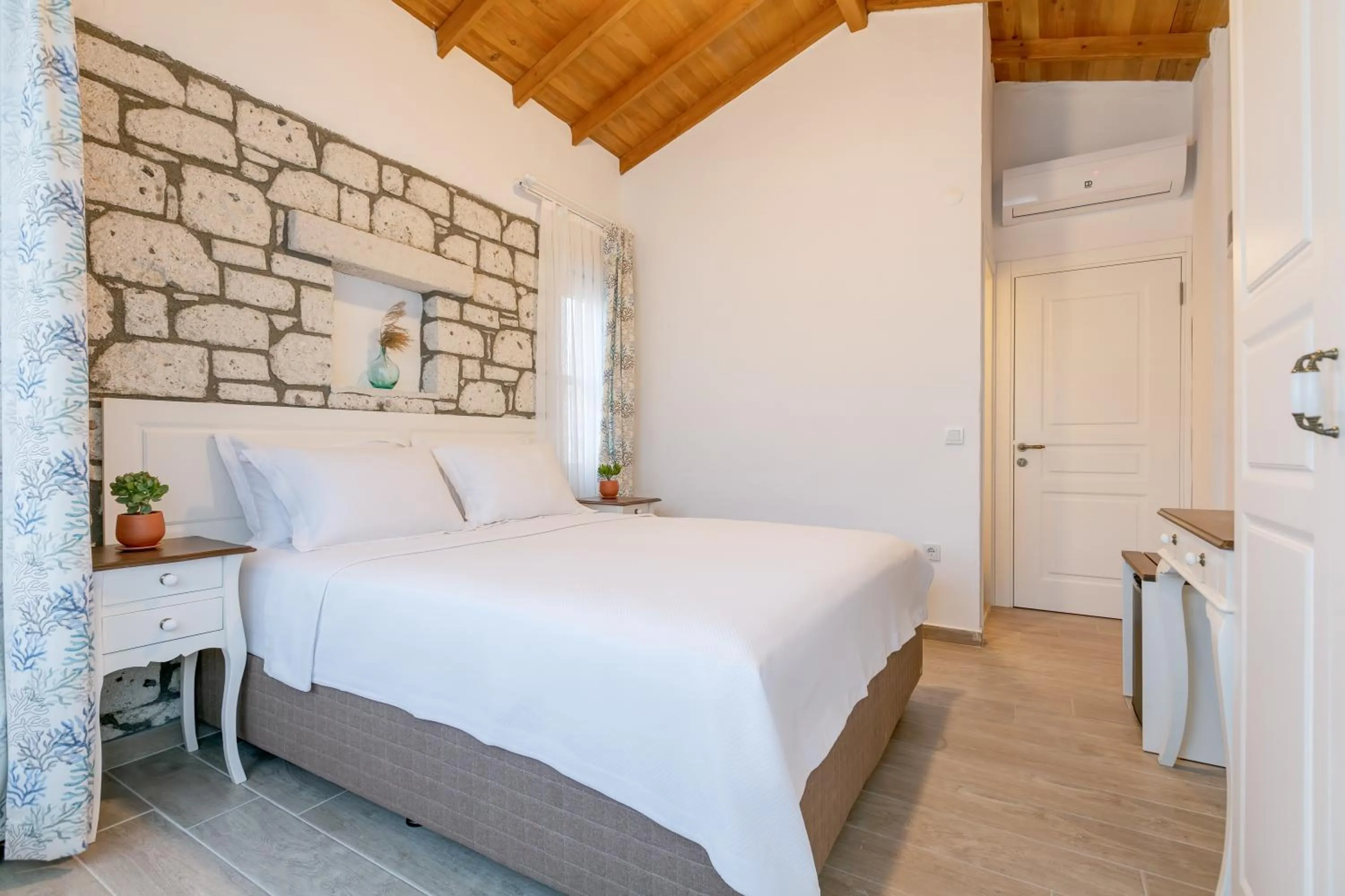 Photo of the whole room, Bed in Alacati Fora Bella