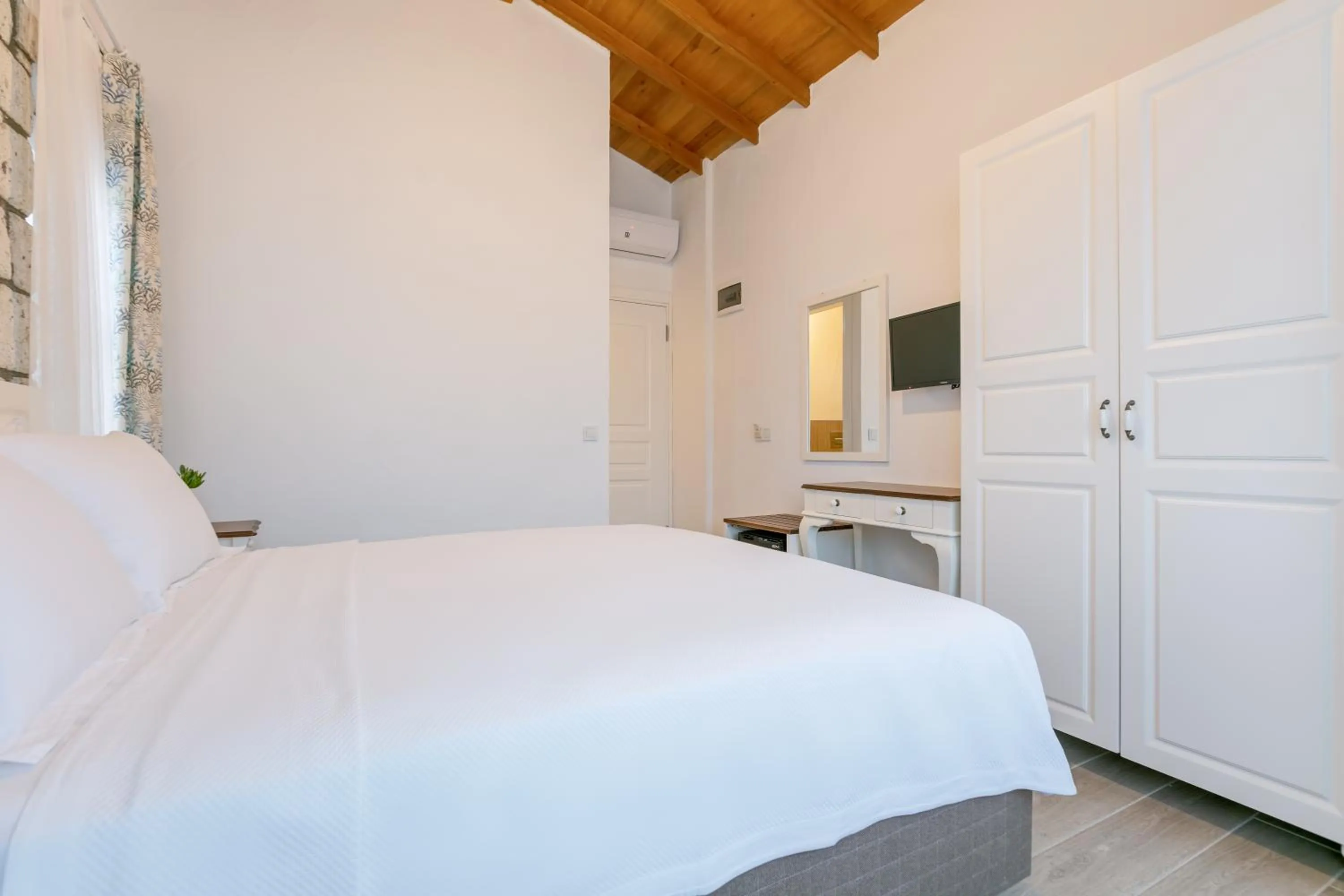 Photo of the whole room, Bed in Alacati Fora Bella