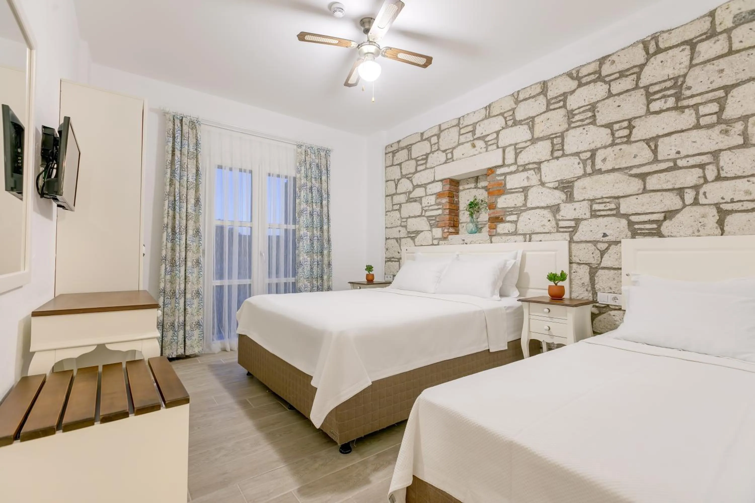 Photo of the whole room, Bed in Alacati Fora Bella