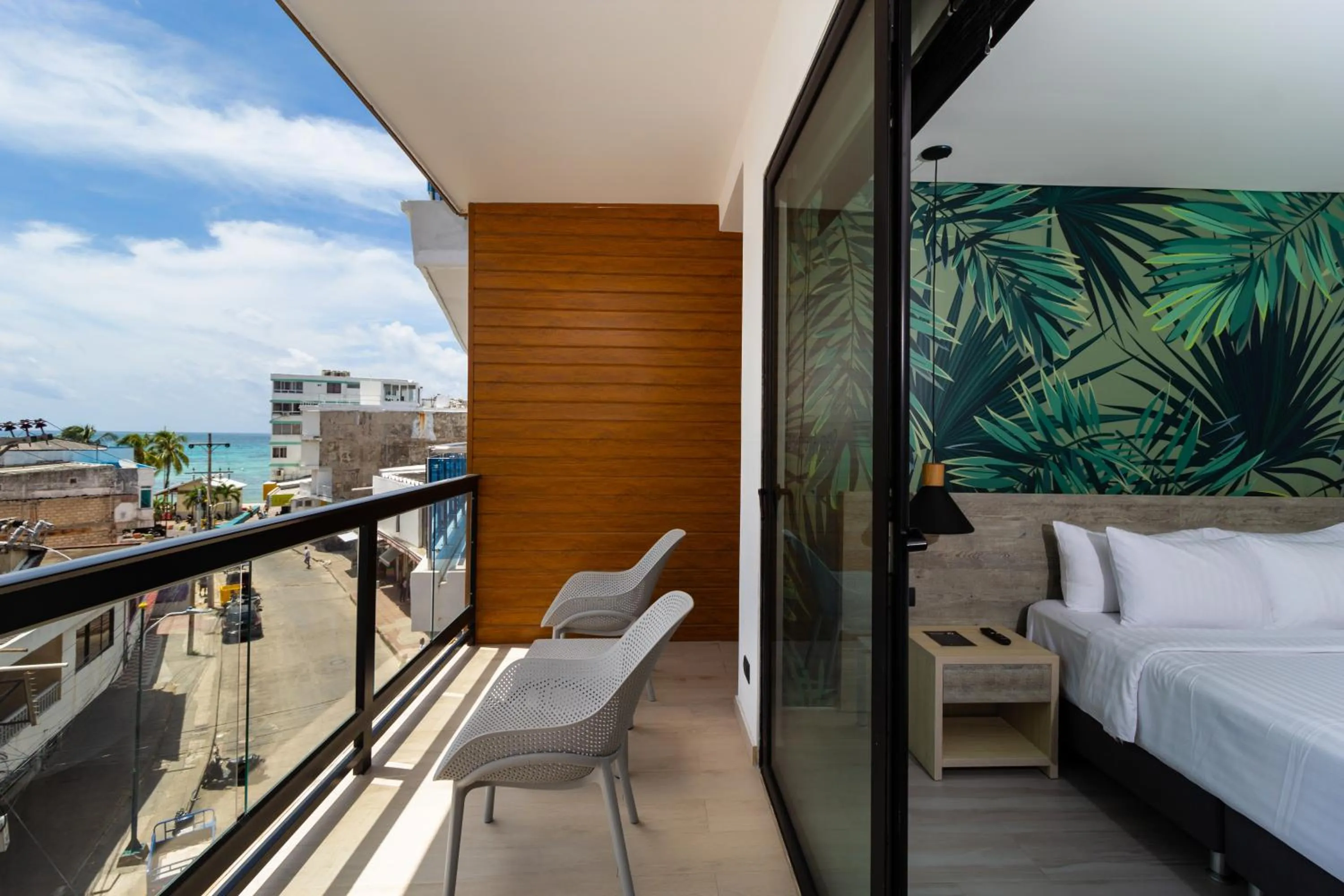 Balcony/Terrace, Bed in Sea Avenue Hotel