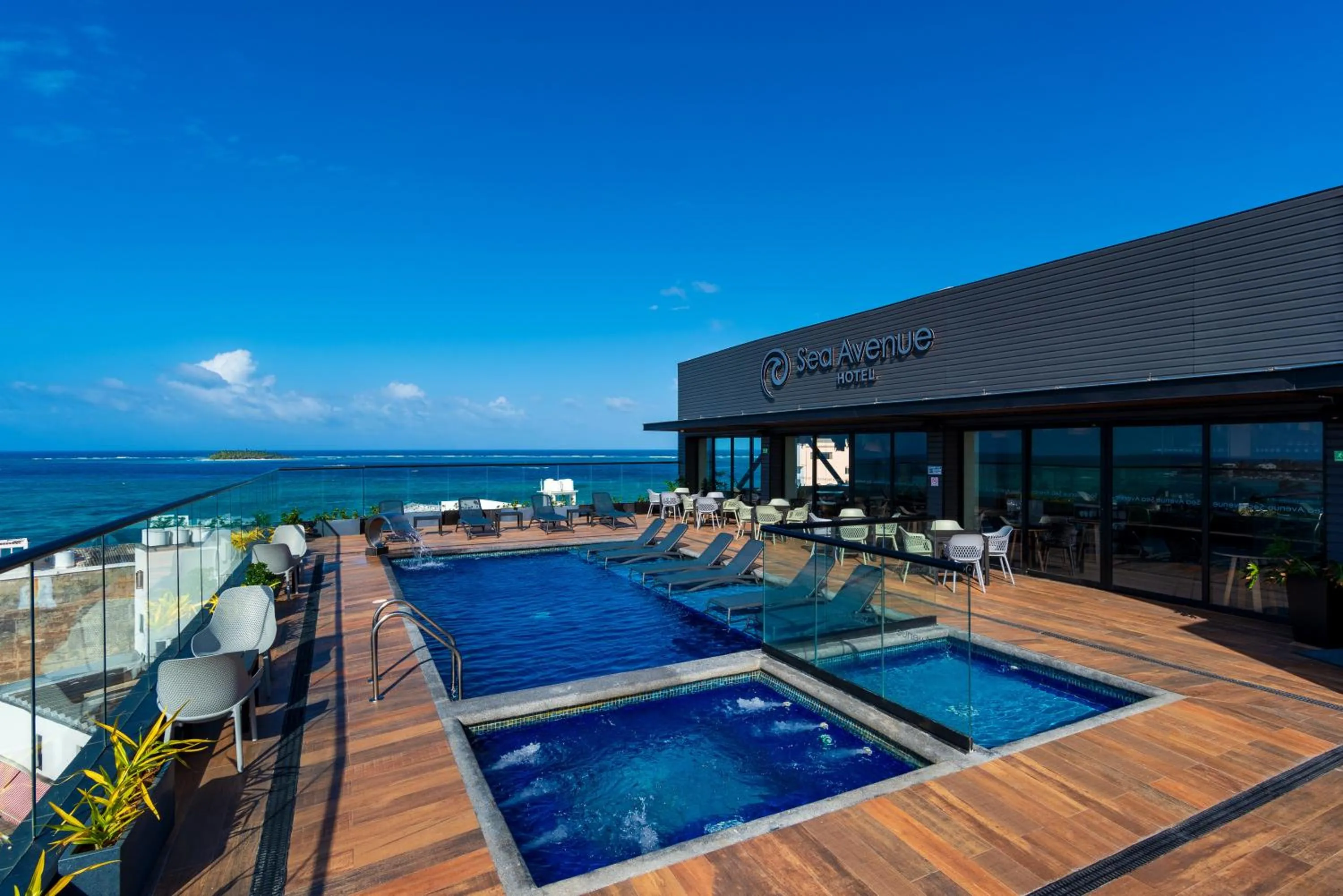 Swimming pool in Sea Avenue Hotel