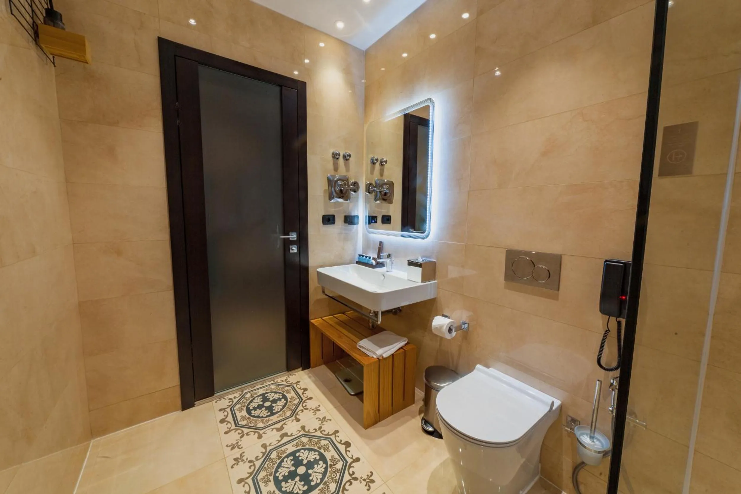 Toilet in D'avenue Boutique Hotel Accra