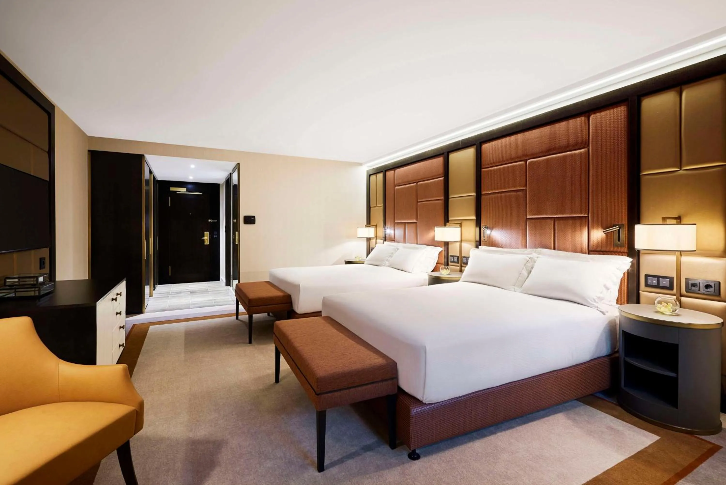 Photo of the whole room, Bed in Hilton Budapest