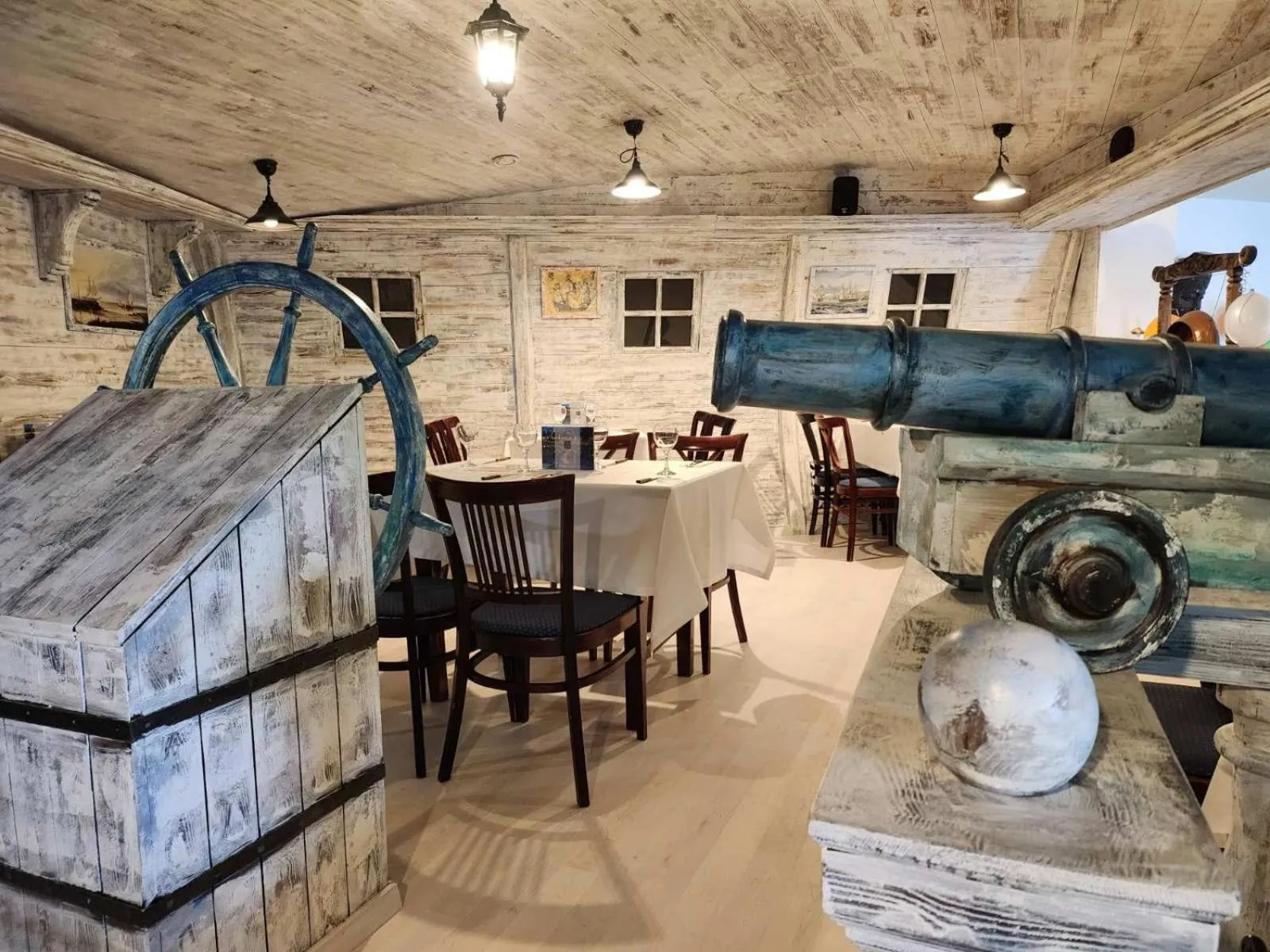 Arany Szarvas Fogadó és Captain Drakes Pub