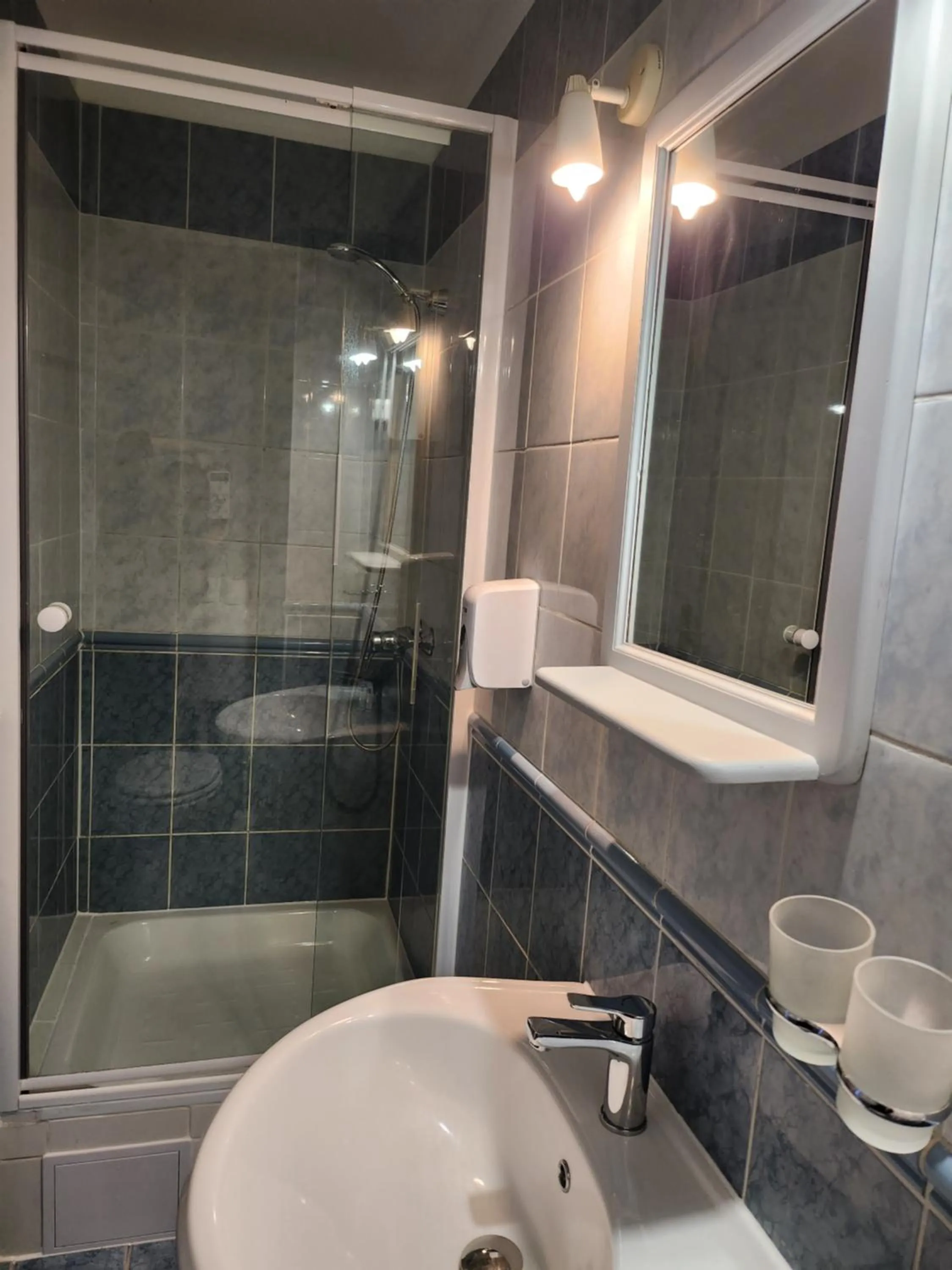 Arany Szarvas Fogadó és Captain Drakes Pub