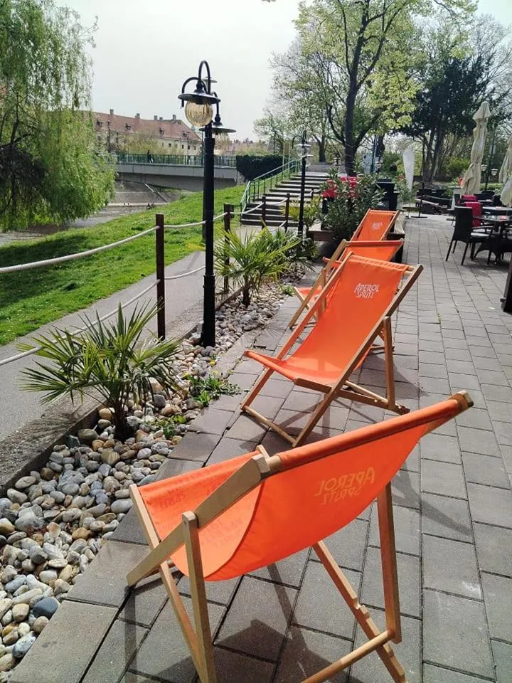 Arany Szarvas Fogadó és Captain Drakes Pub