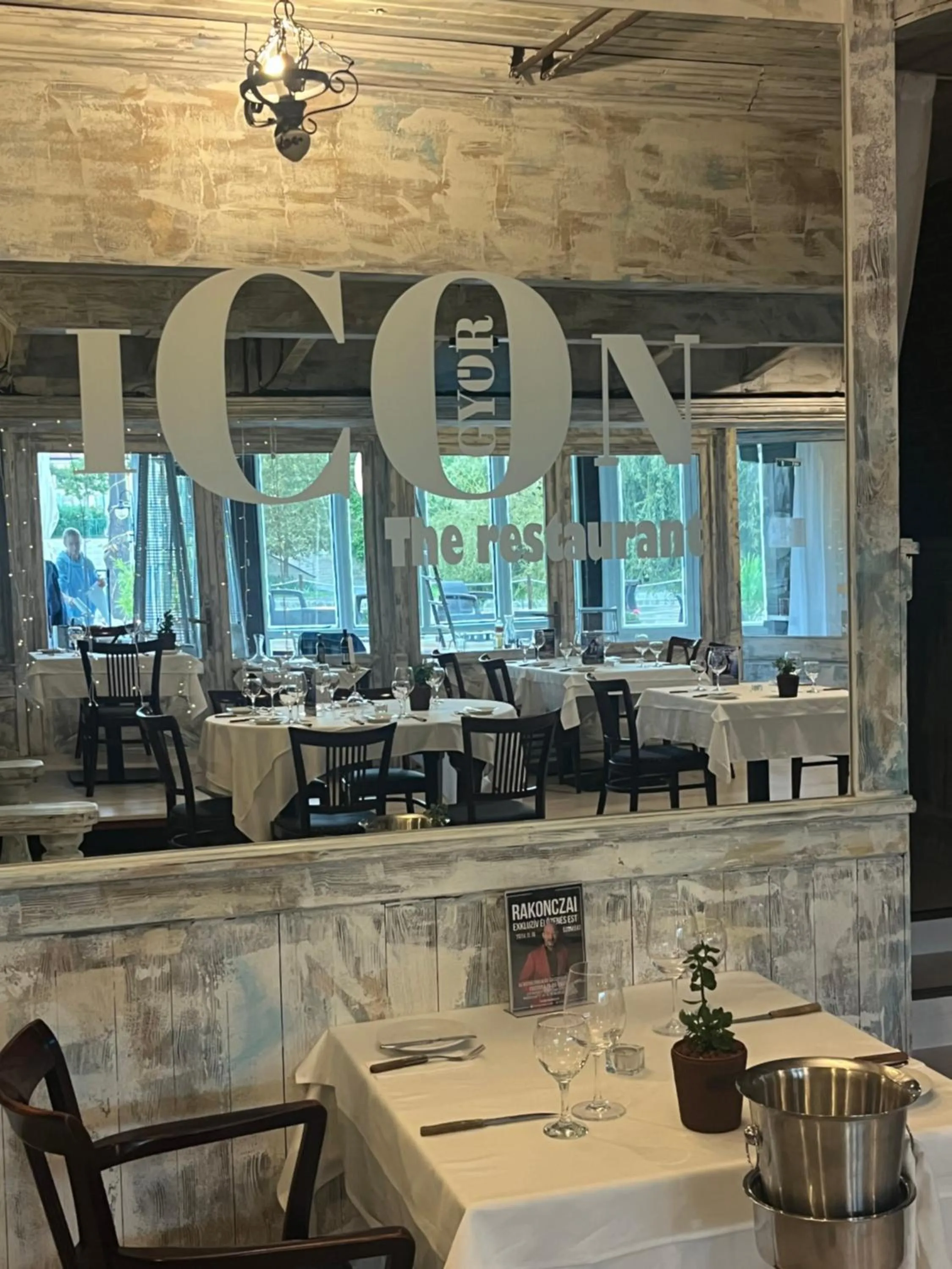 Arany Szarvas Fogadó és Captain Drakes Pub